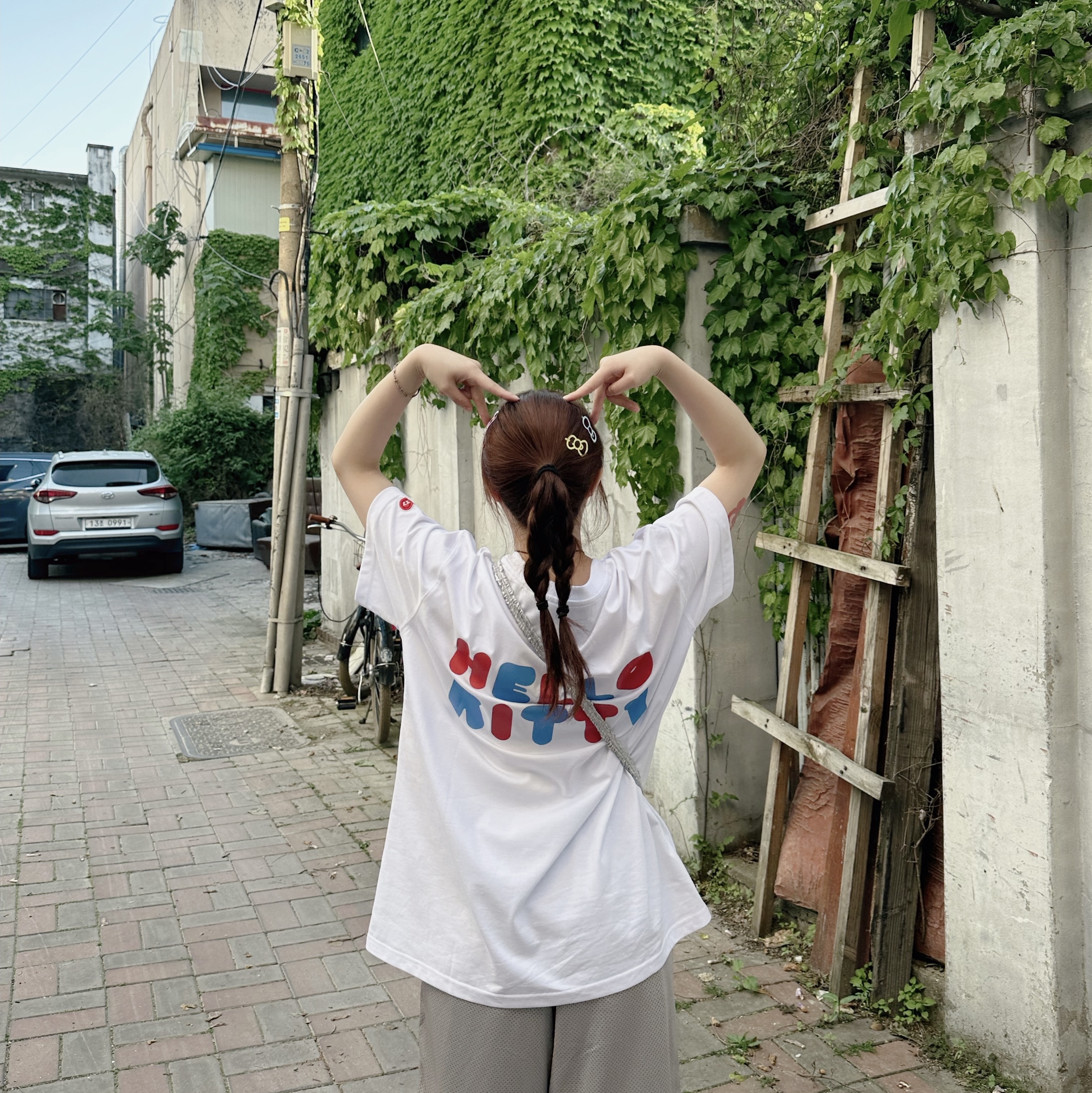 Open Yy x Hello Kitty T-Shirt White, Open Yy x Hello Kitty Mesh Shorts Gray 착용 스타일 - 3