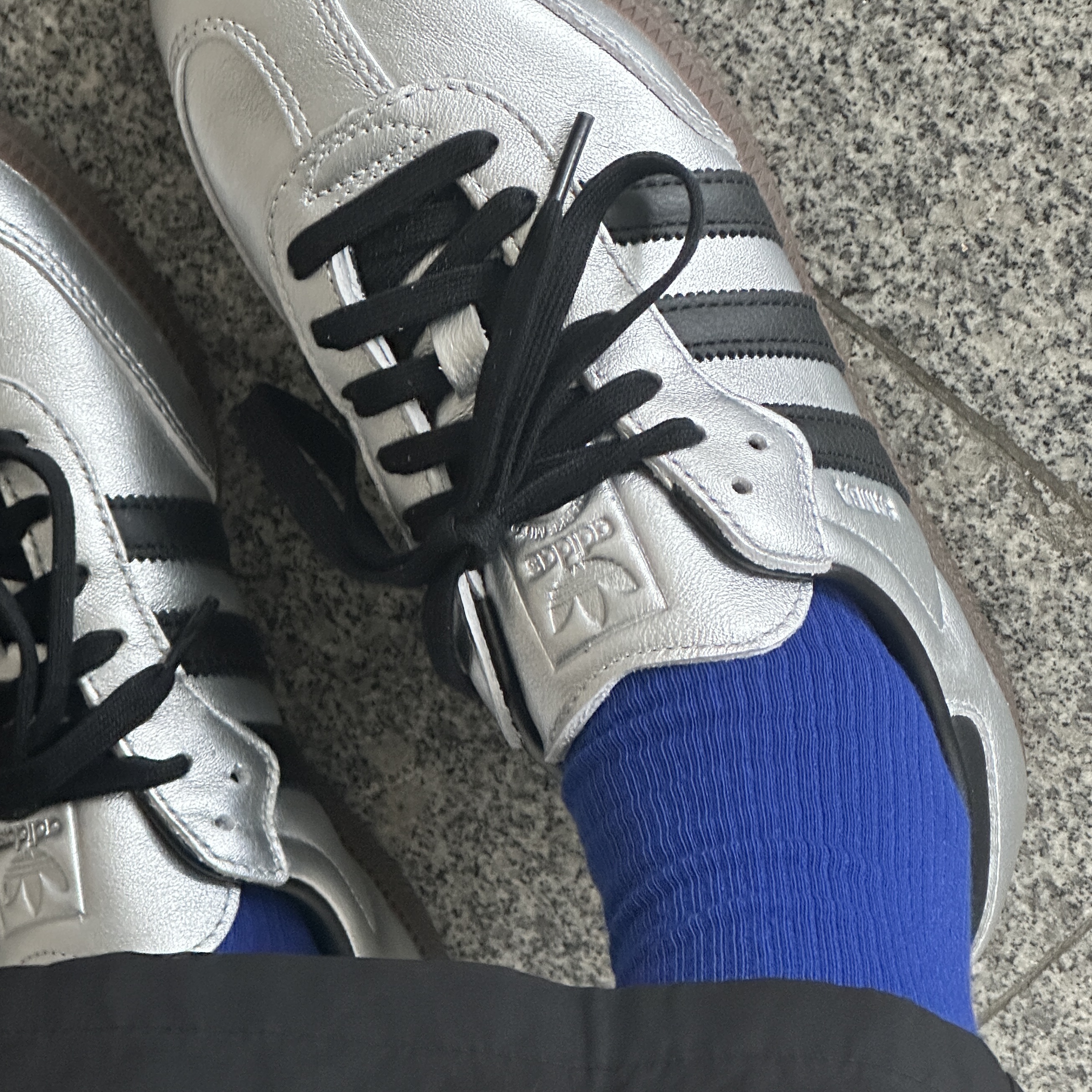 (W) Adidas Samba OG Silver Metalic Core Black Gum 착용 스타일 - 2