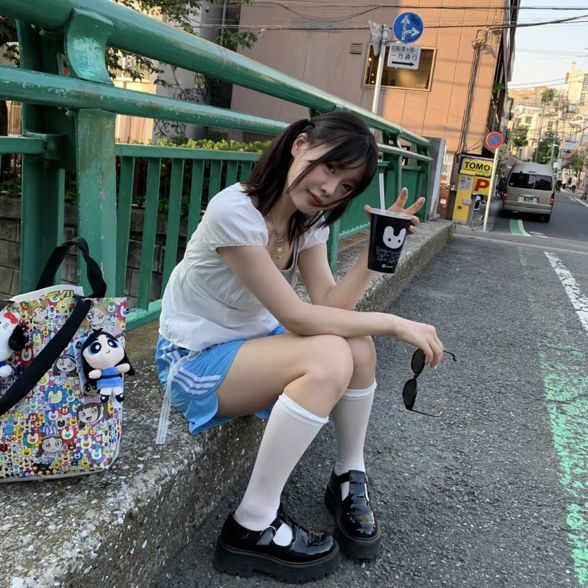 NewJeans x Murakami Medium Reusable Bag 착용 스타일
