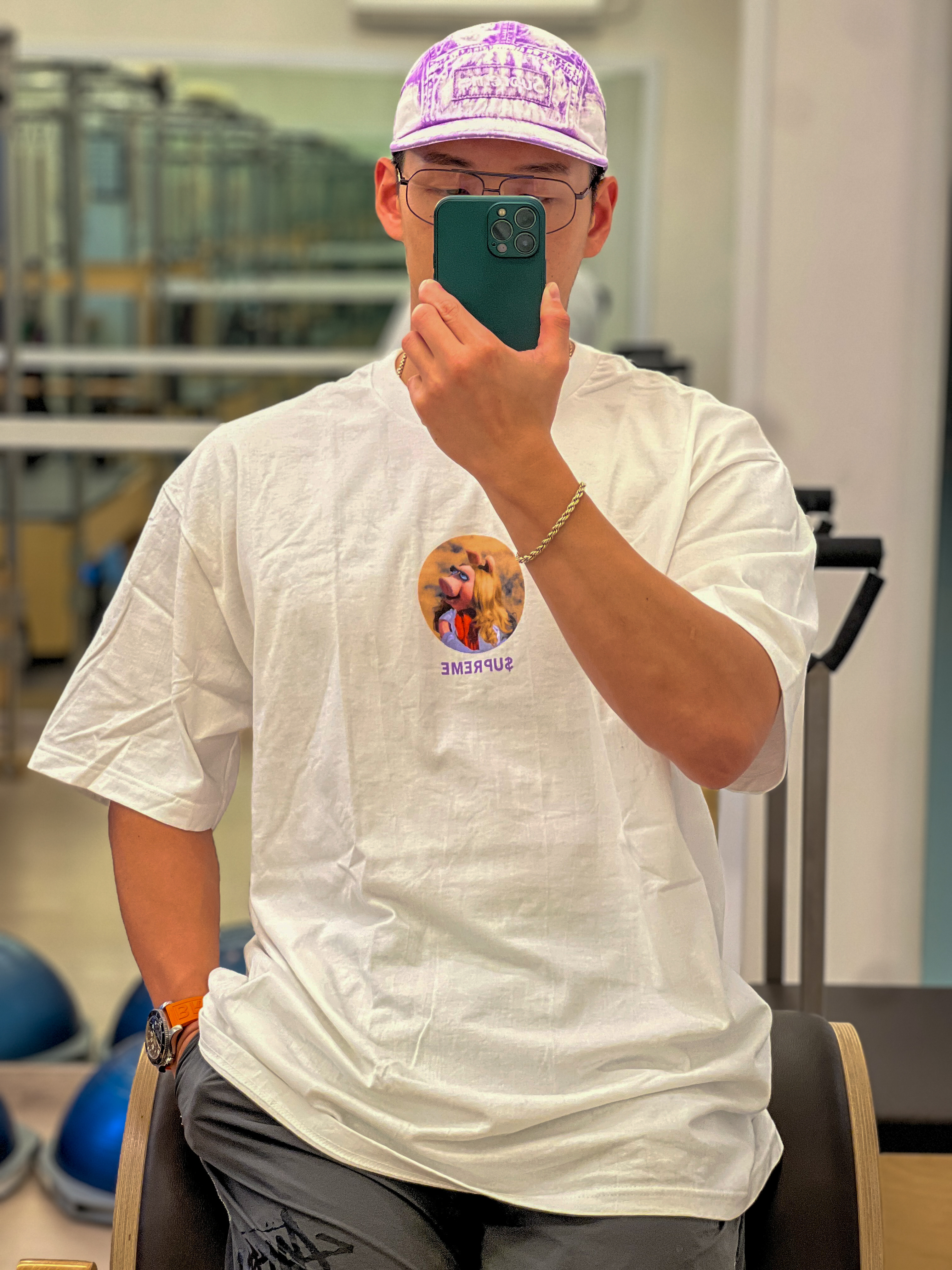 Supreme Miss Piggy T-Shirt White - 24SS, Stussy Big Stock Nylon Shorts Charcoal 착용 스타일 - 1