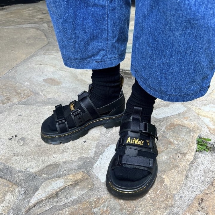 Dr. Martens Pearson Webbing Sandals Black 착용 스타일