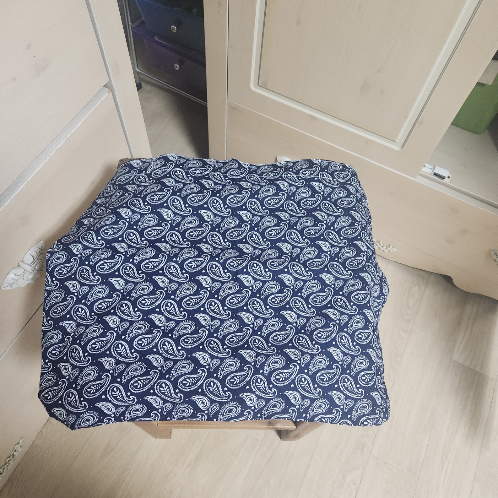 Emis New Paisley Eco Bag Navy 착용 스타일