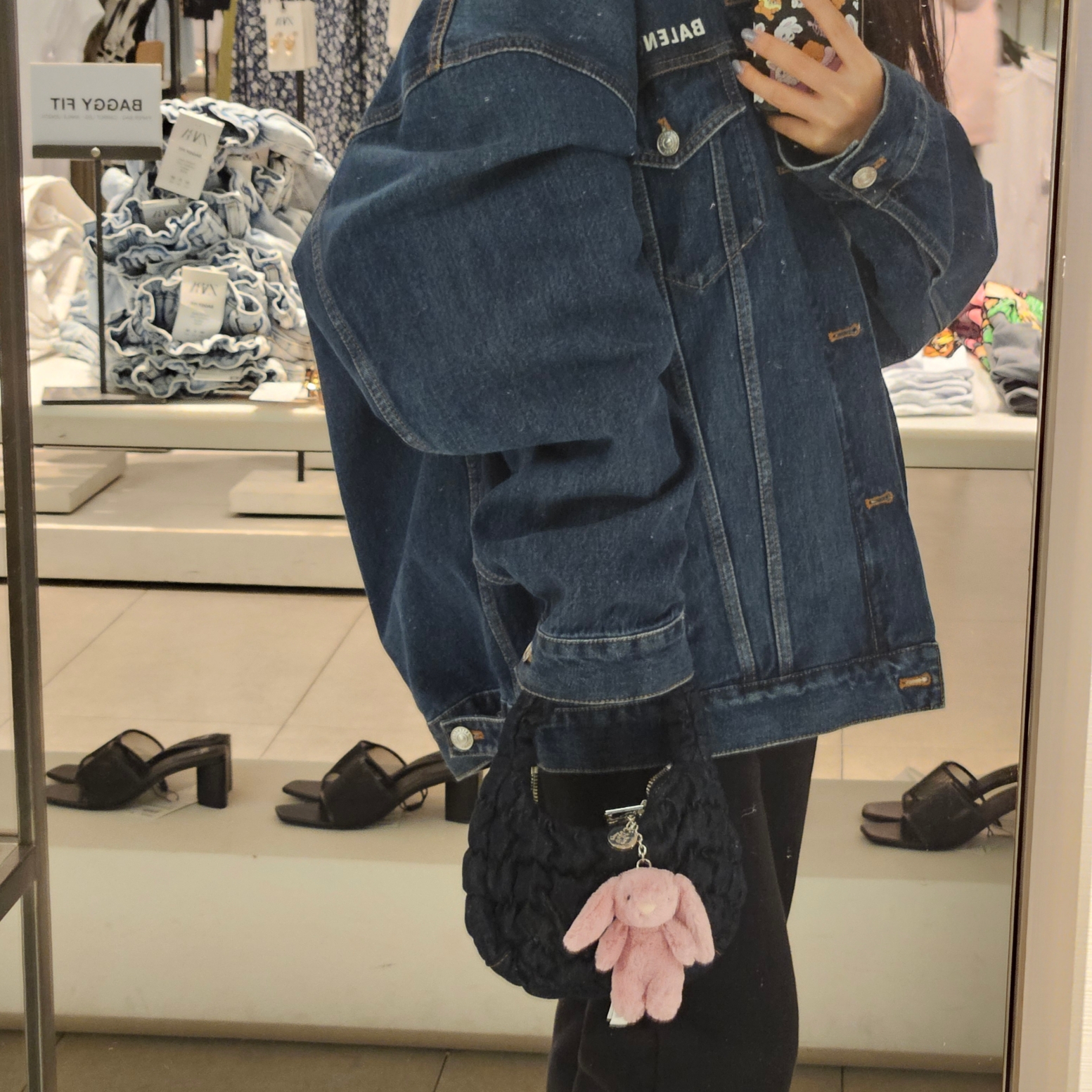 COS Quilted Micro Bag Dark Blue Denim 착용 스타일 - 2