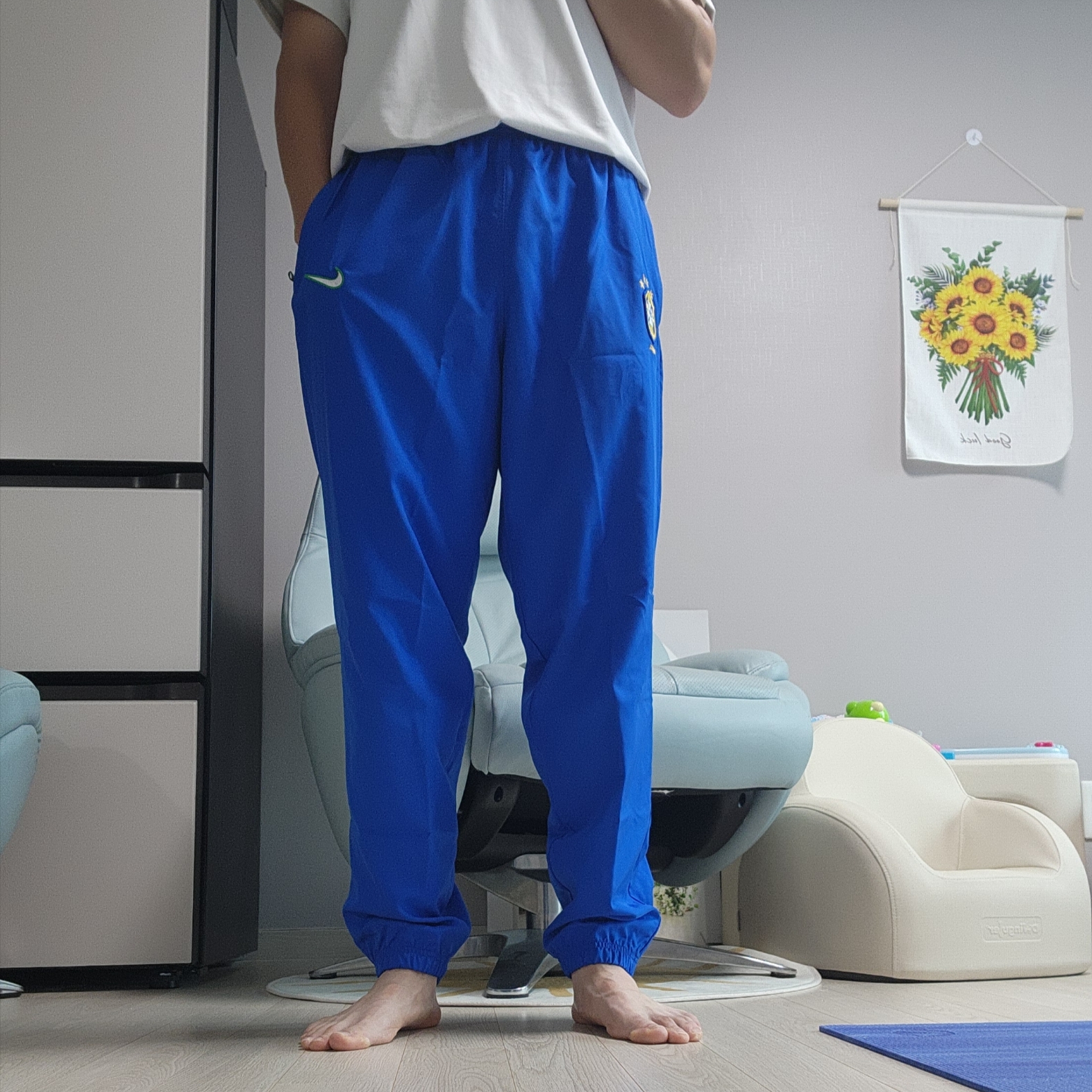 Nike Brazil 1998 Reissue Soccer Replica Track Pants Lyon Blue (FZ6716-438) 착용 스타일 - 3