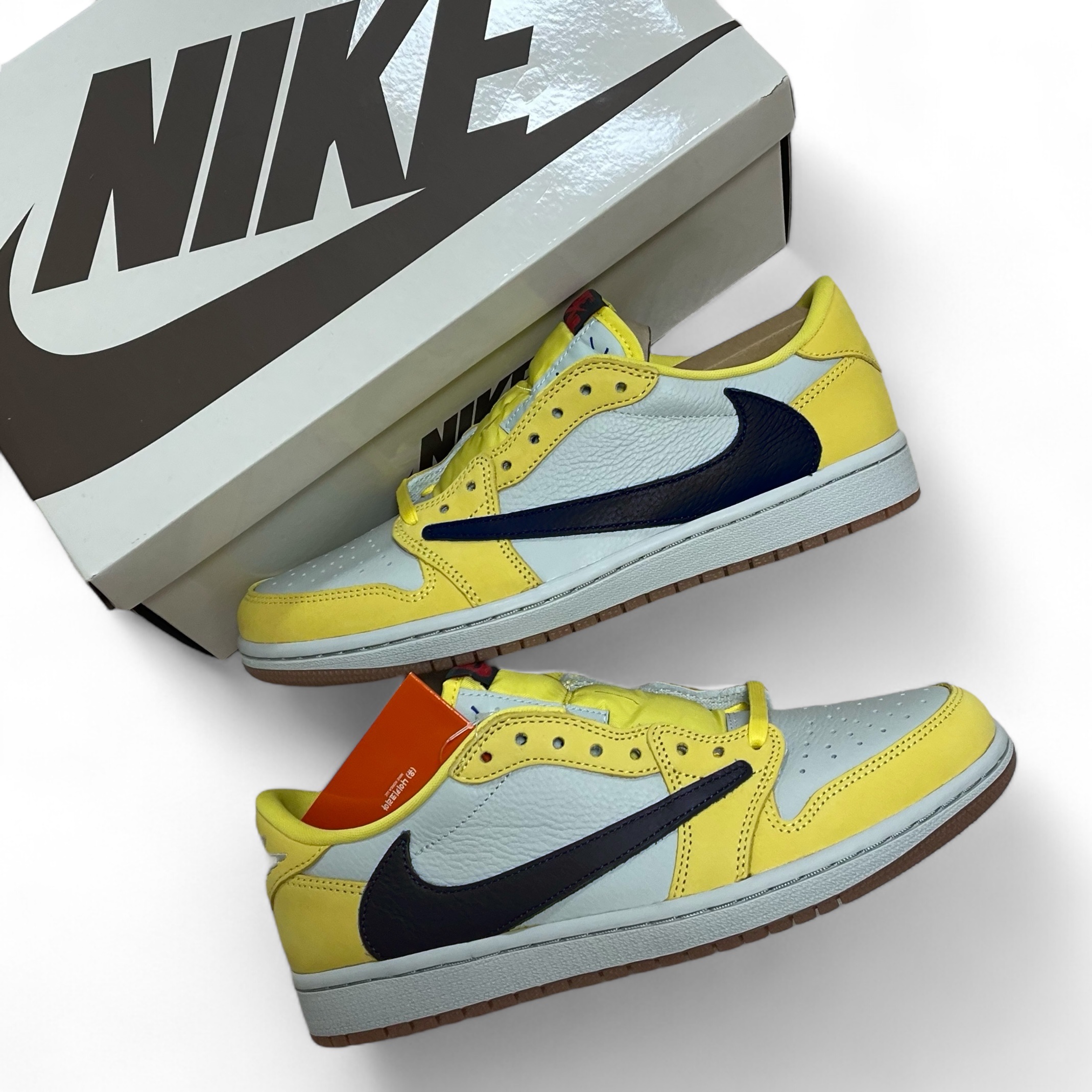 (W) Jordan 1 x Travis Scott Retro Low OG SP Canary 착용 스타일 - 3