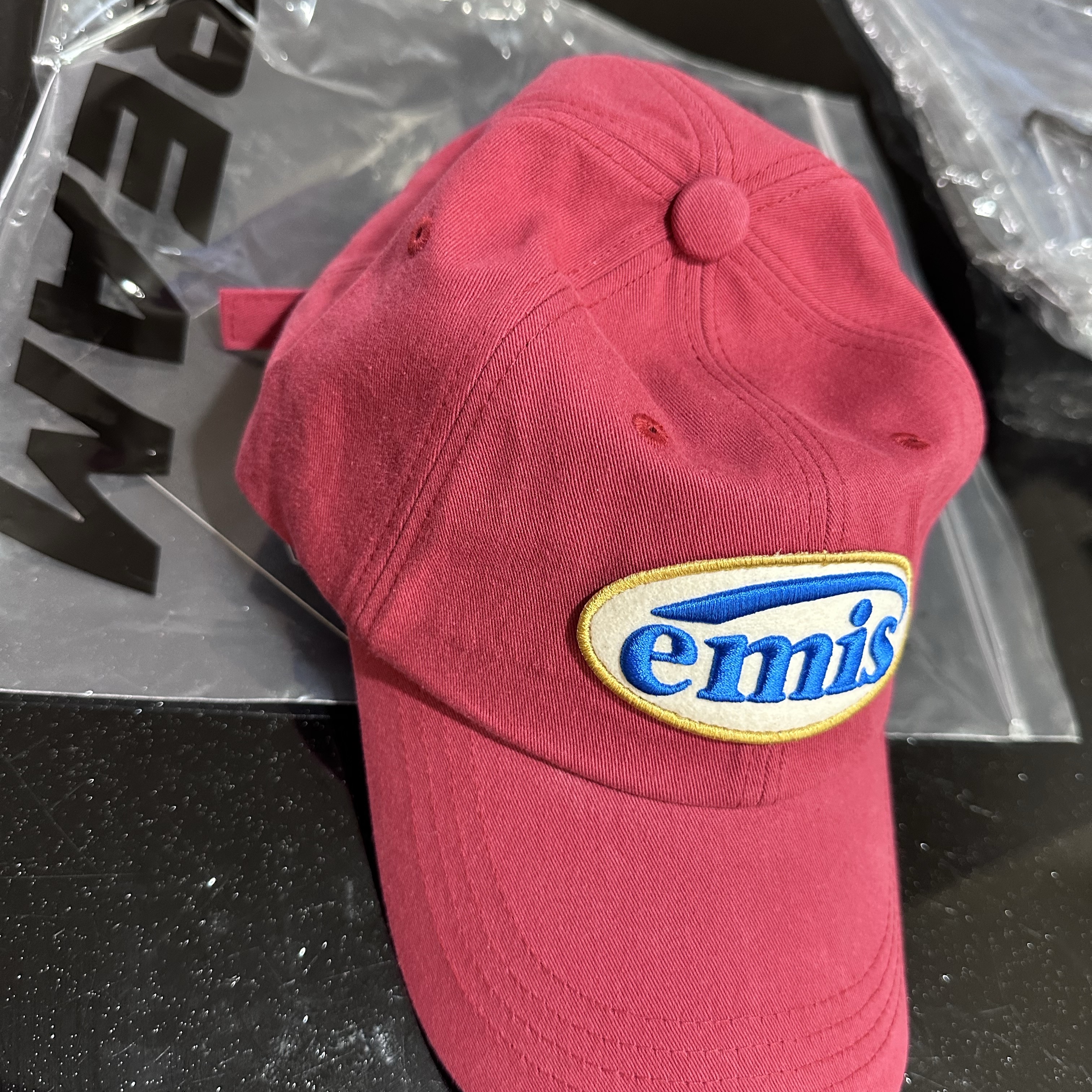 Emis Wappen Ball Cap Red 착용 스타일 - 2