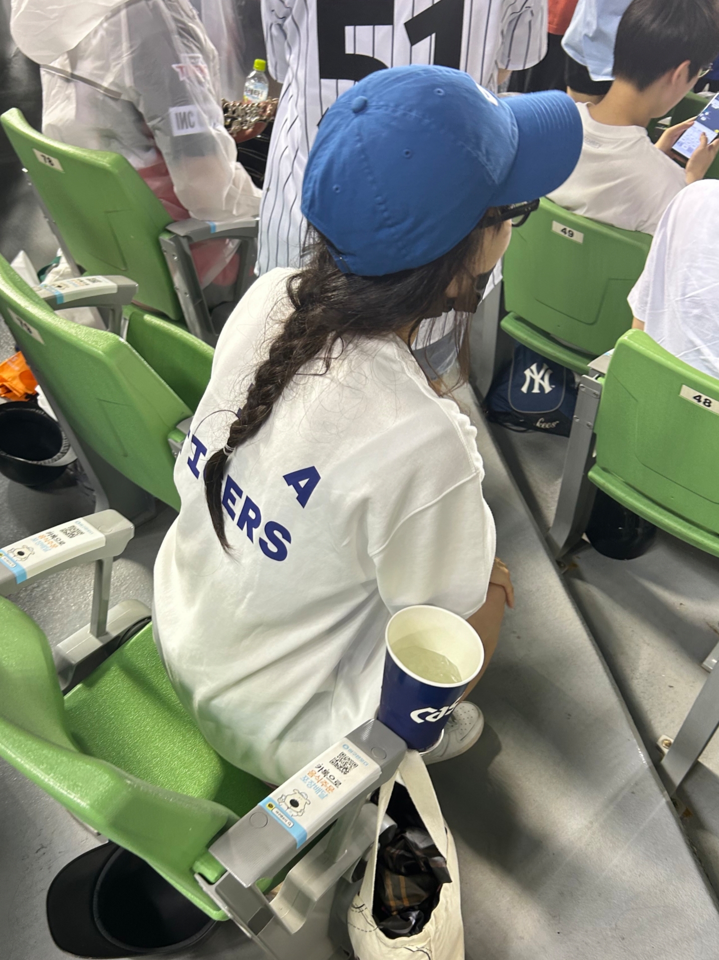 Kia Tigers x IAB Studio Brand Day T-Shirt White, Nike Heritage 86 Futura Washed Cap Dark Marina Blue 착용 스타일 - 1