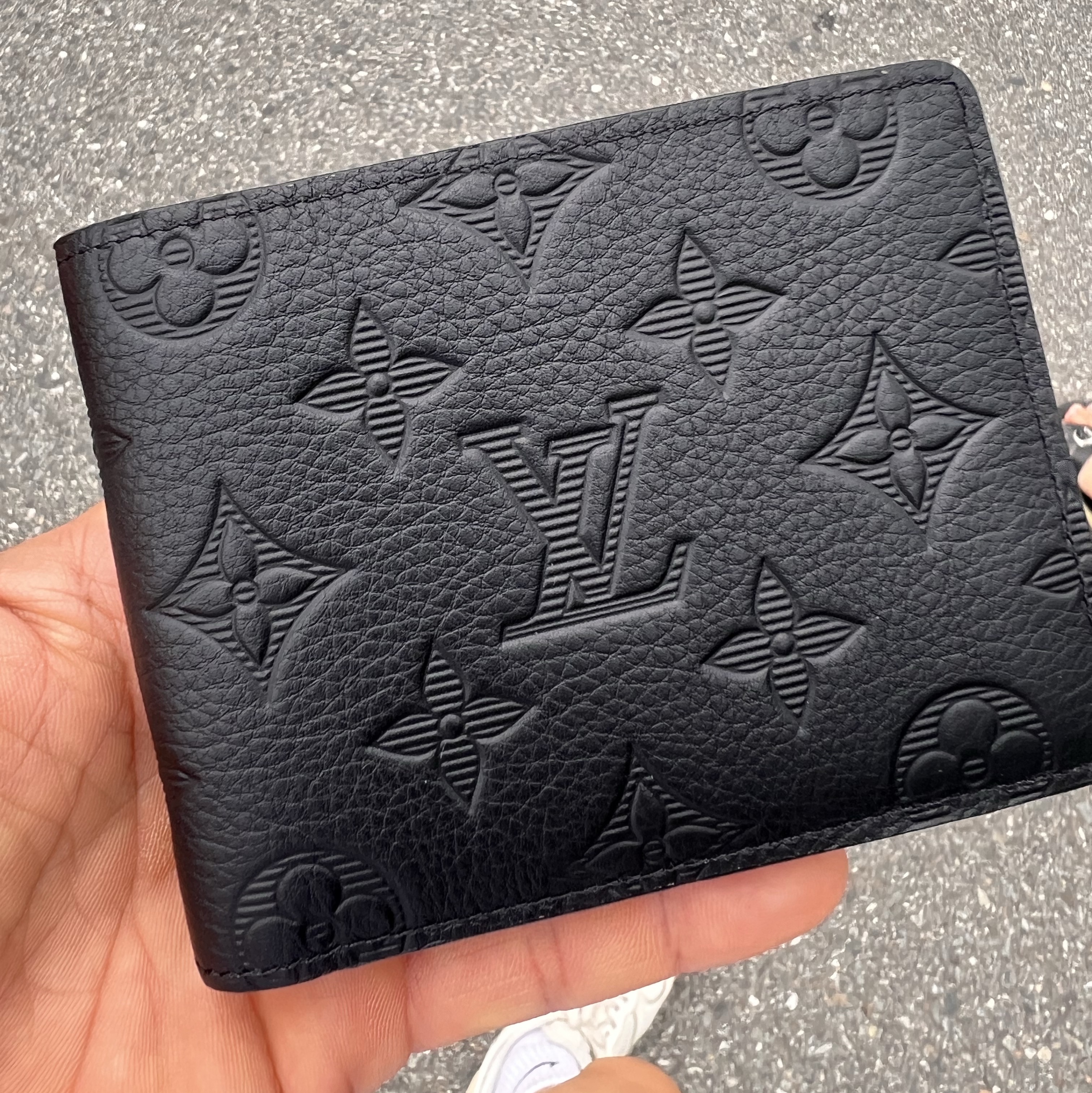 Louis Vuitton Multiple Wallet Monogram Shadow 착용 스타일