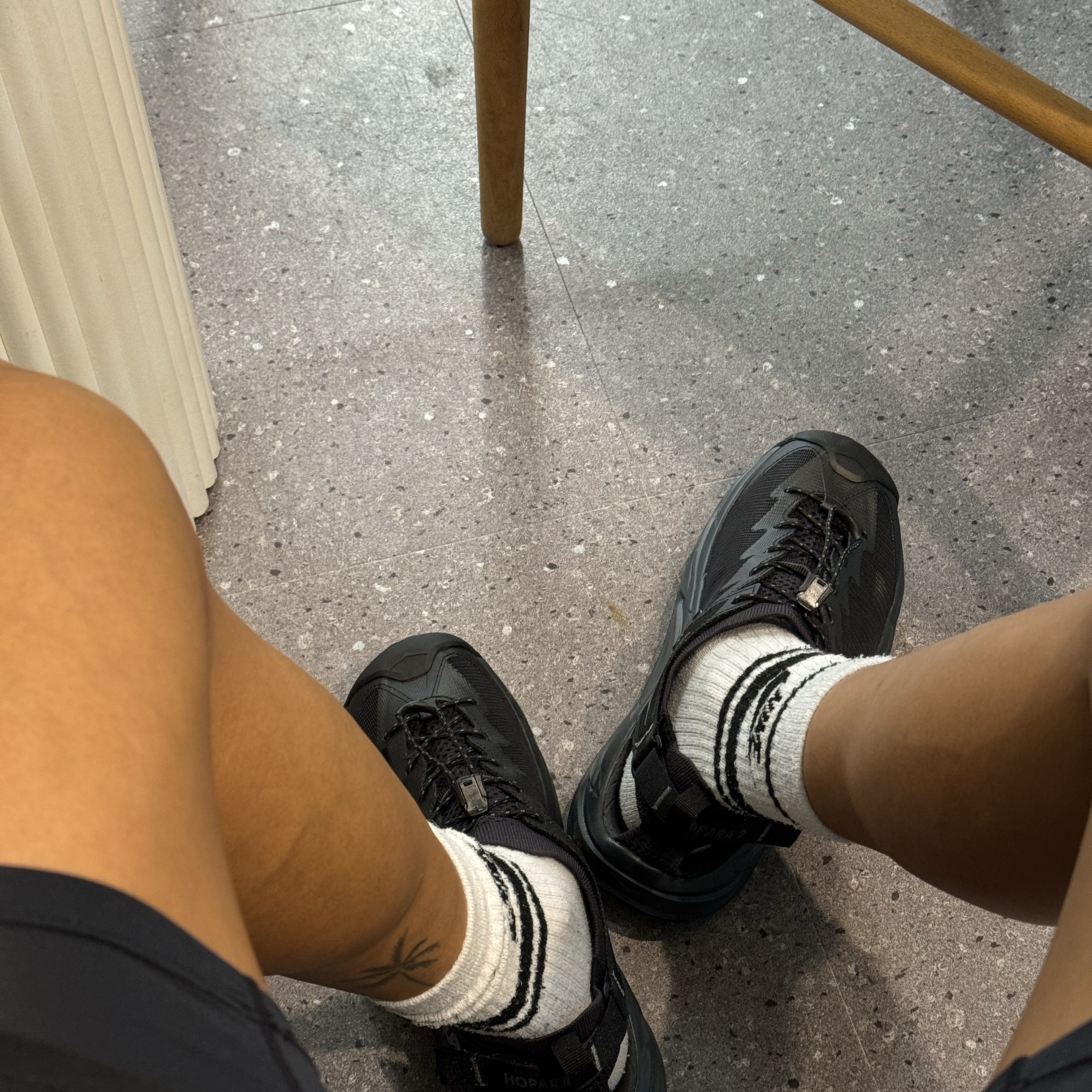Hoka Hopara 2 Black 착용 스타일 - 4