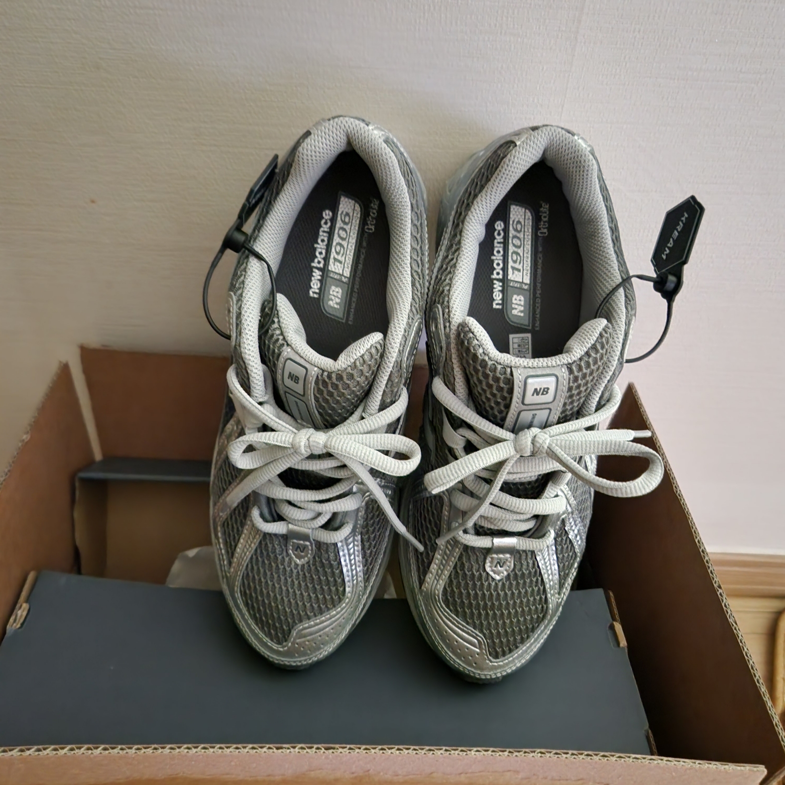 New Balance 1906R Harbor Grey Silver Metalic 착용 스타일