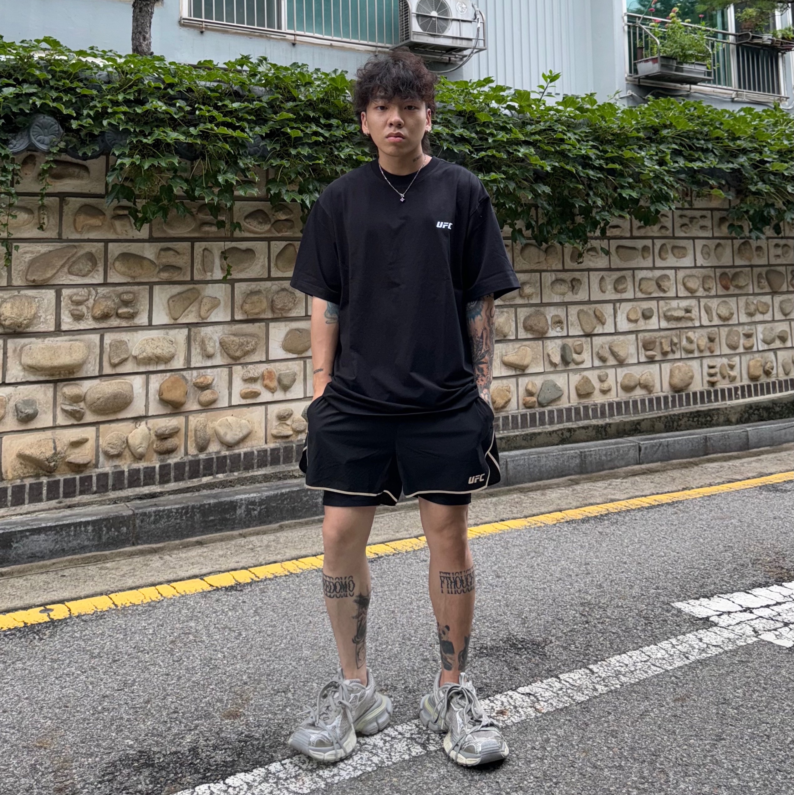 Balenciaga 3XL Sneakers Light Beige, Scudo Vintage Cube Drop Necklace 착용 스타일 - 1