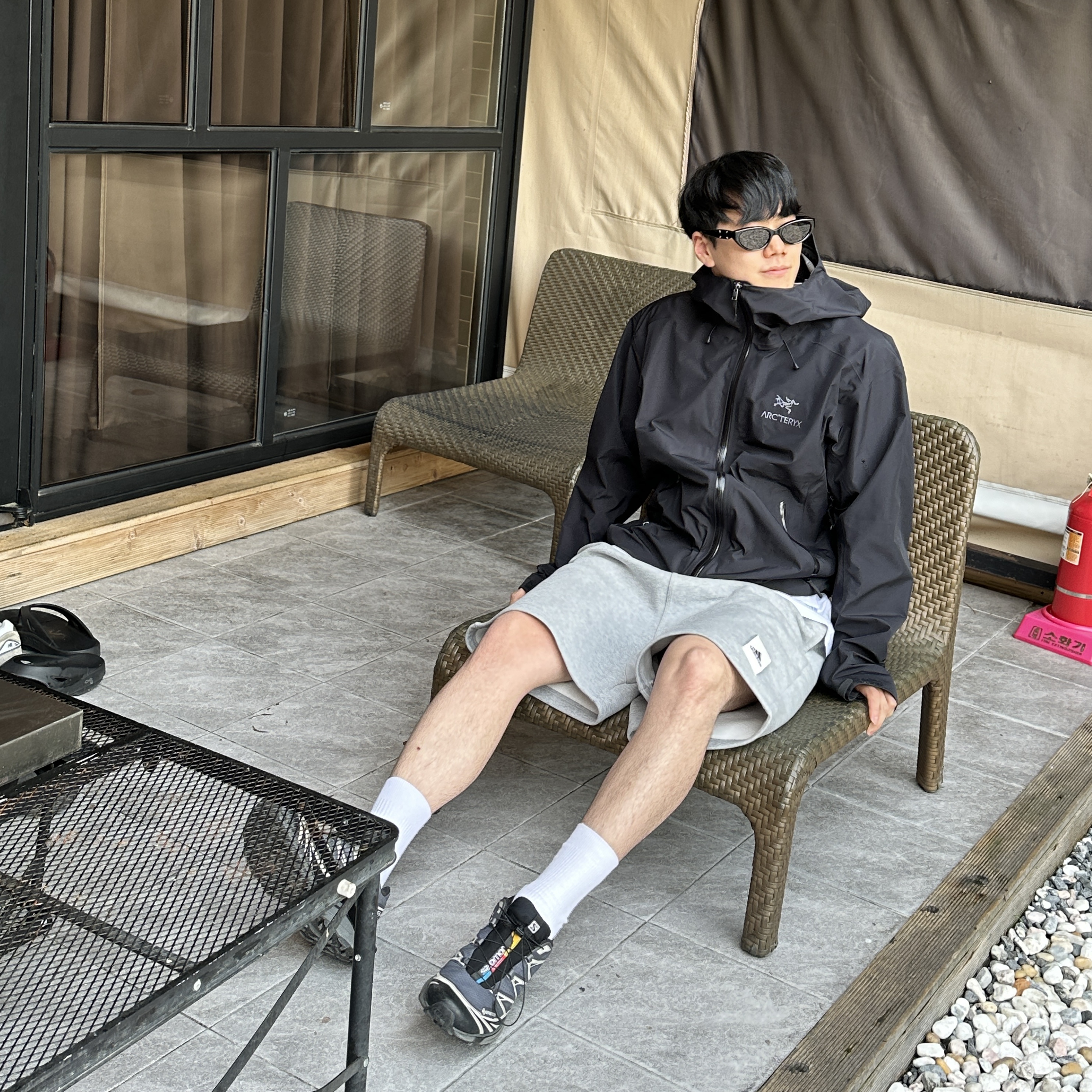 Gentle Monster x Maison Margiela MM108 Black Black, Arc'teryx Beta LT Jacket Black 착용 스타일