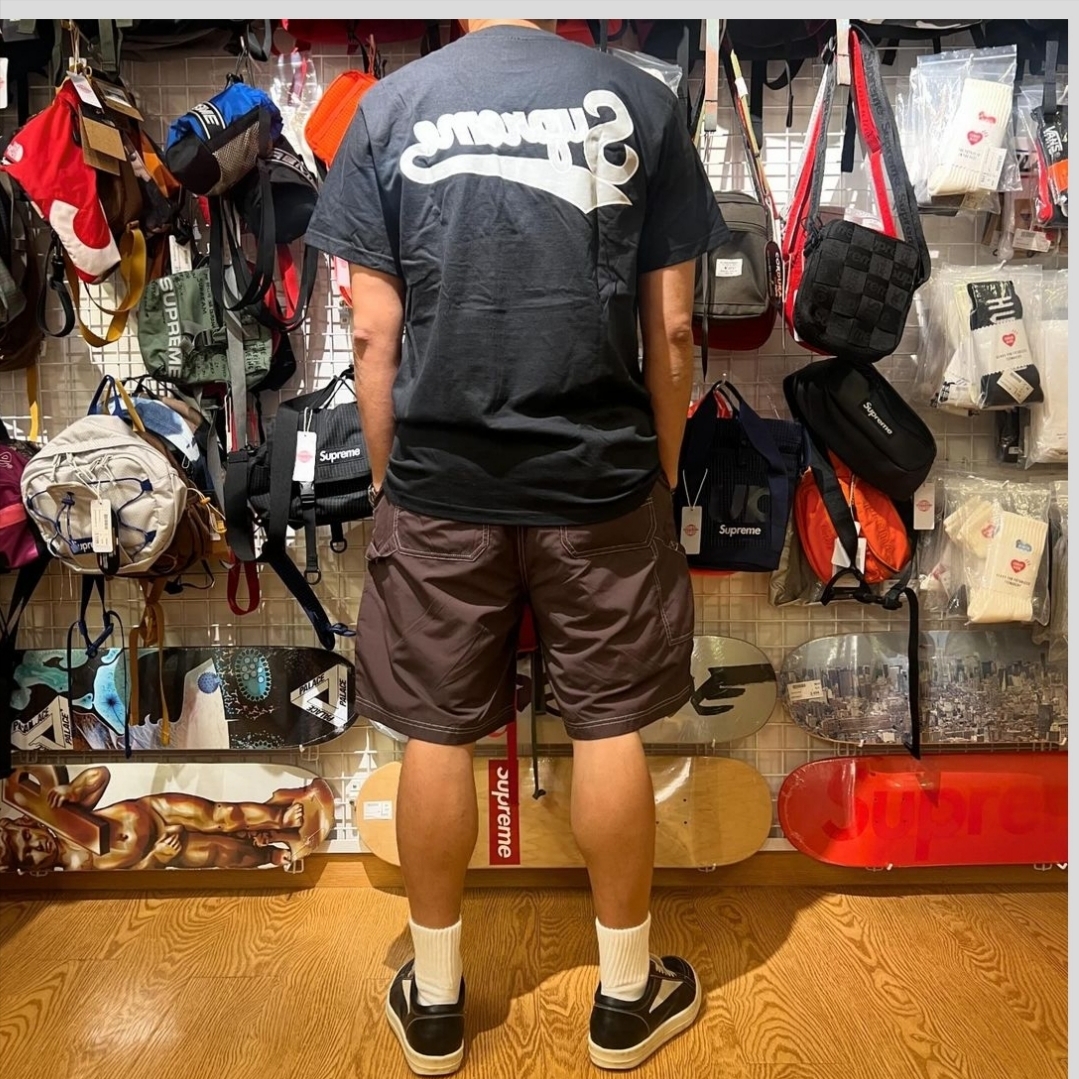 Supreme Backwards T-Shirt Black - 24SS 착용 스타일 - 1