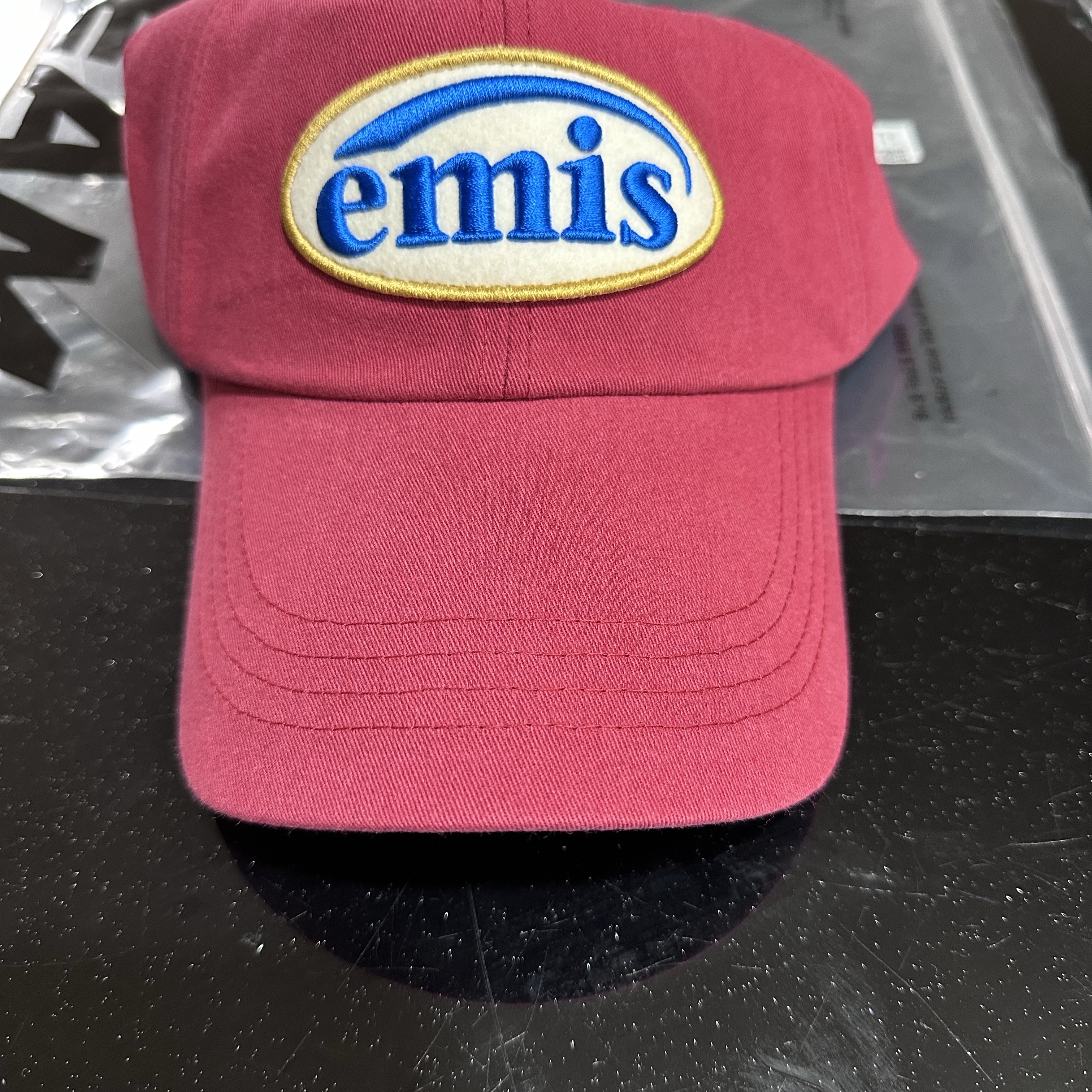 Emis Wappen Ball Cap Red 착용 스타일 - 1