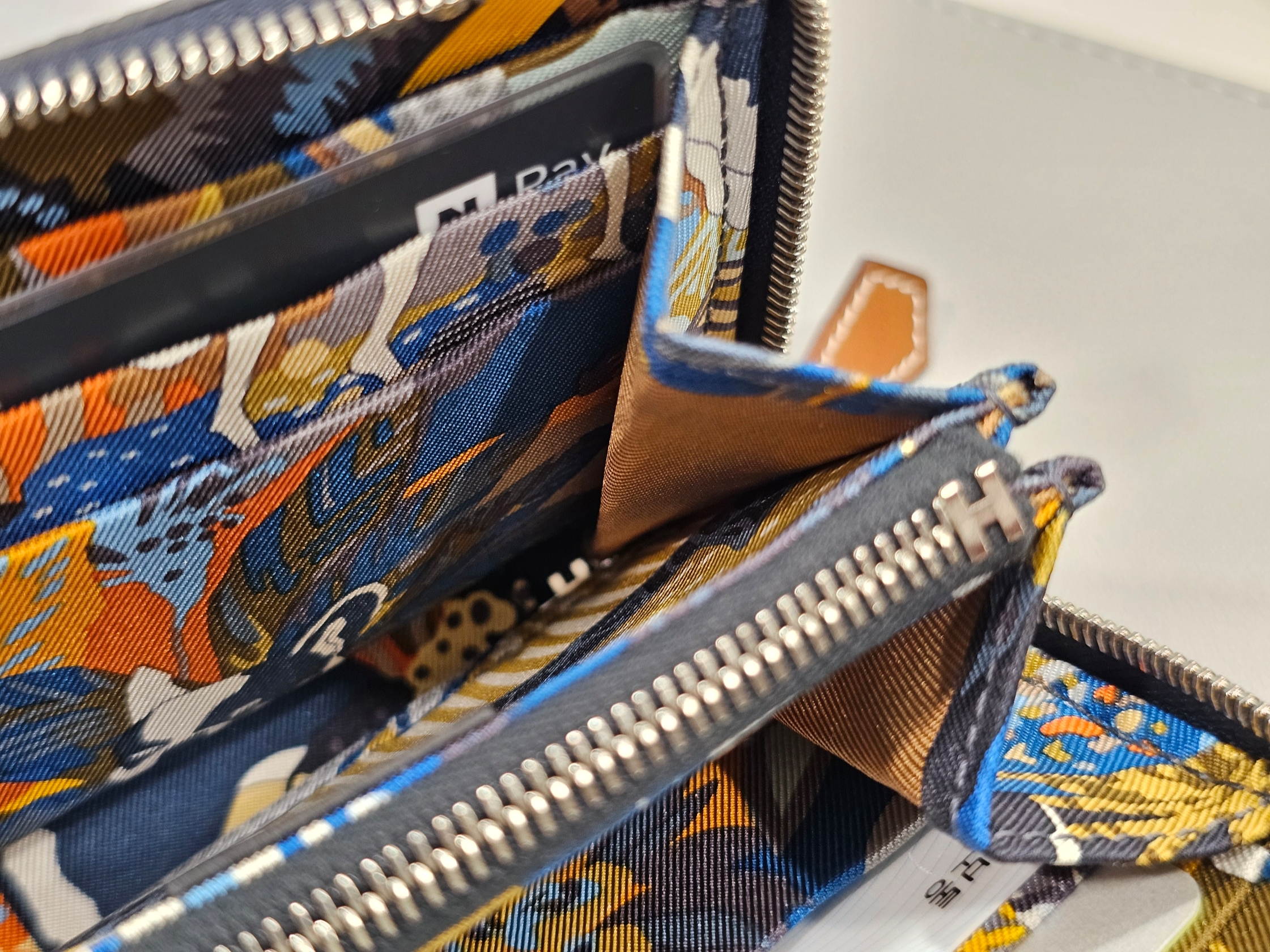 Hermes Silk'In Compact Wallet Epsom Barenia & Palladium Bleu Indigo Caban Jaune Ambre 착용 스타일 - 3