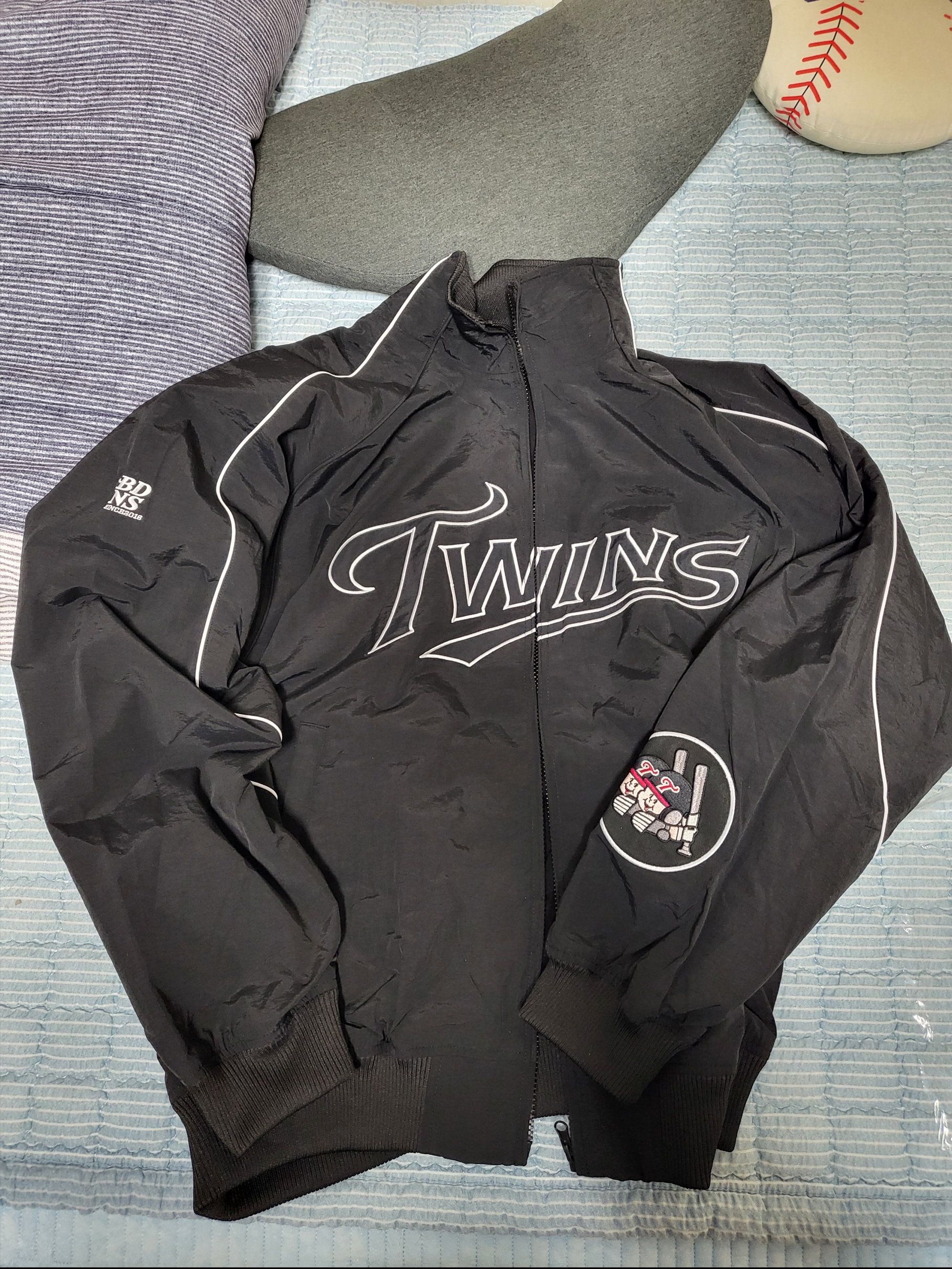 BDNS x LG TWINS Dugout Jacket Black 착용 스타일