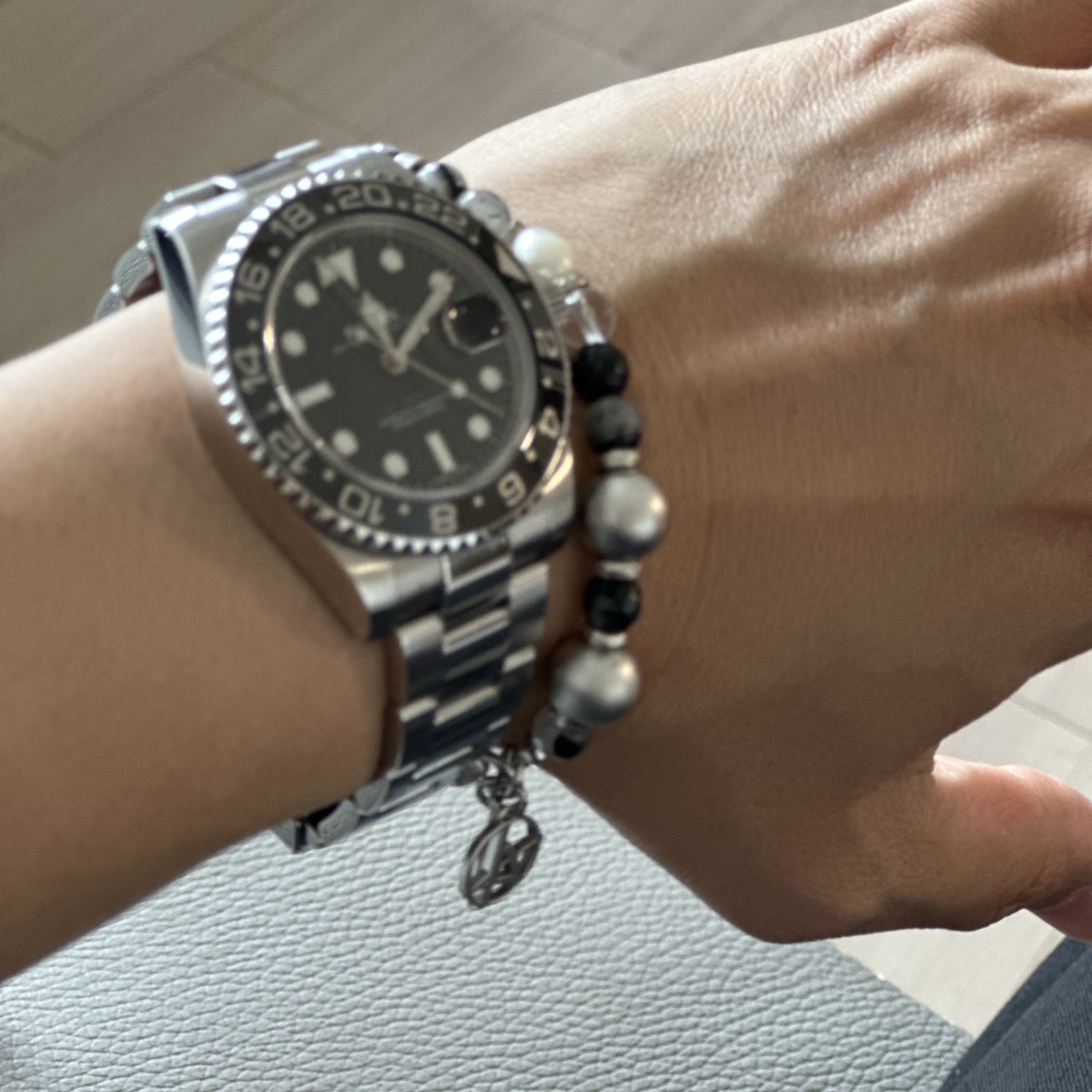 Haleine Gemstone Metal Bracelet Black (VA207), Rolex GMT-Master II 40mm 126710GRNR Black Oyster 착용 스타일 - 3