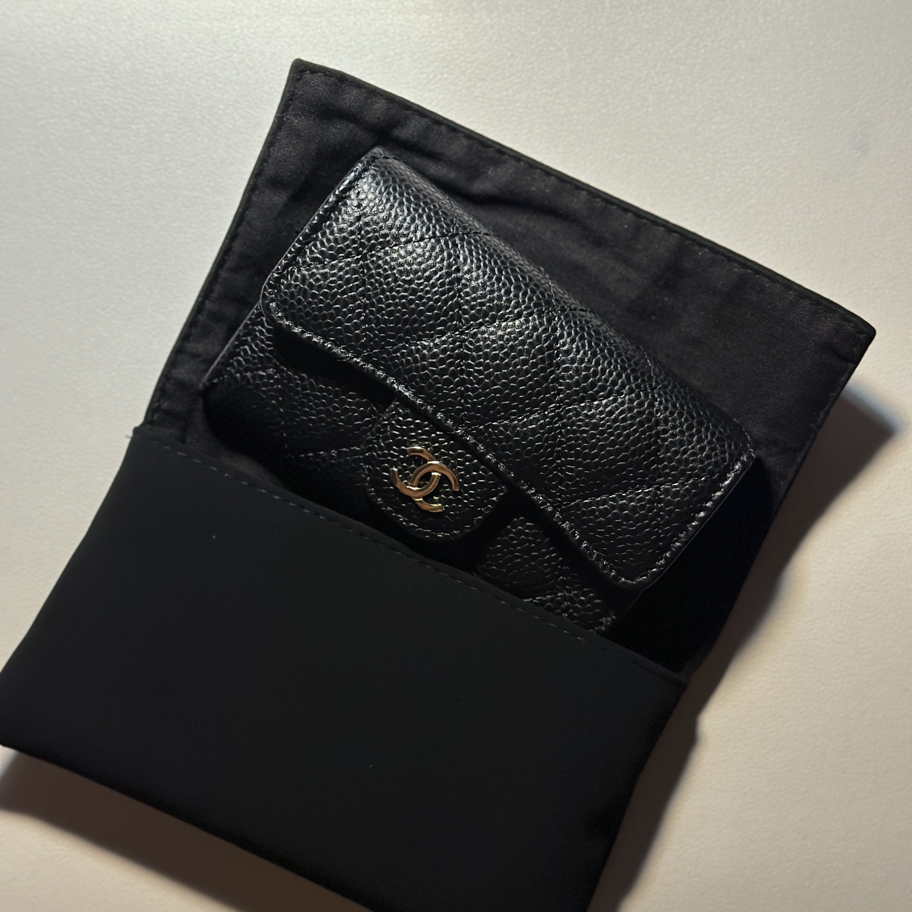 Chanel Classic Card Holder Grained Calfskin & Gold Black 착용 스타일
