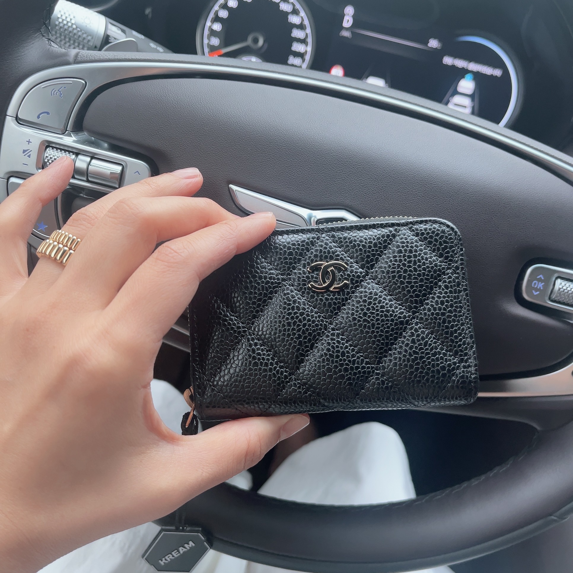 Chanel Classic Zipped Coin Purse Grained Calfskin & Gold Black 착용 스타일