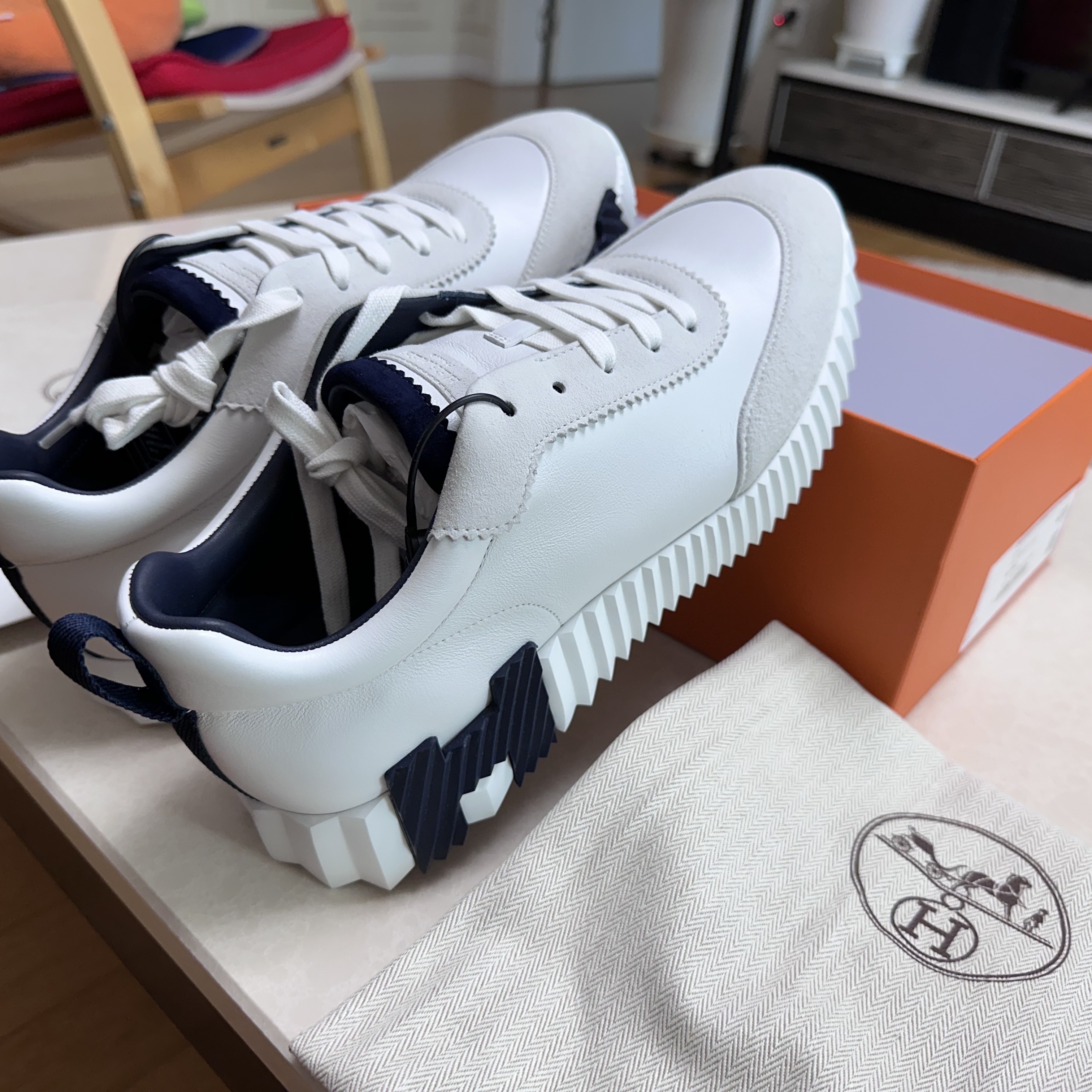 Hermes Bouncing Sneakers Calfskin Suede Goatskin & Blanc 착용 스타일 - 2