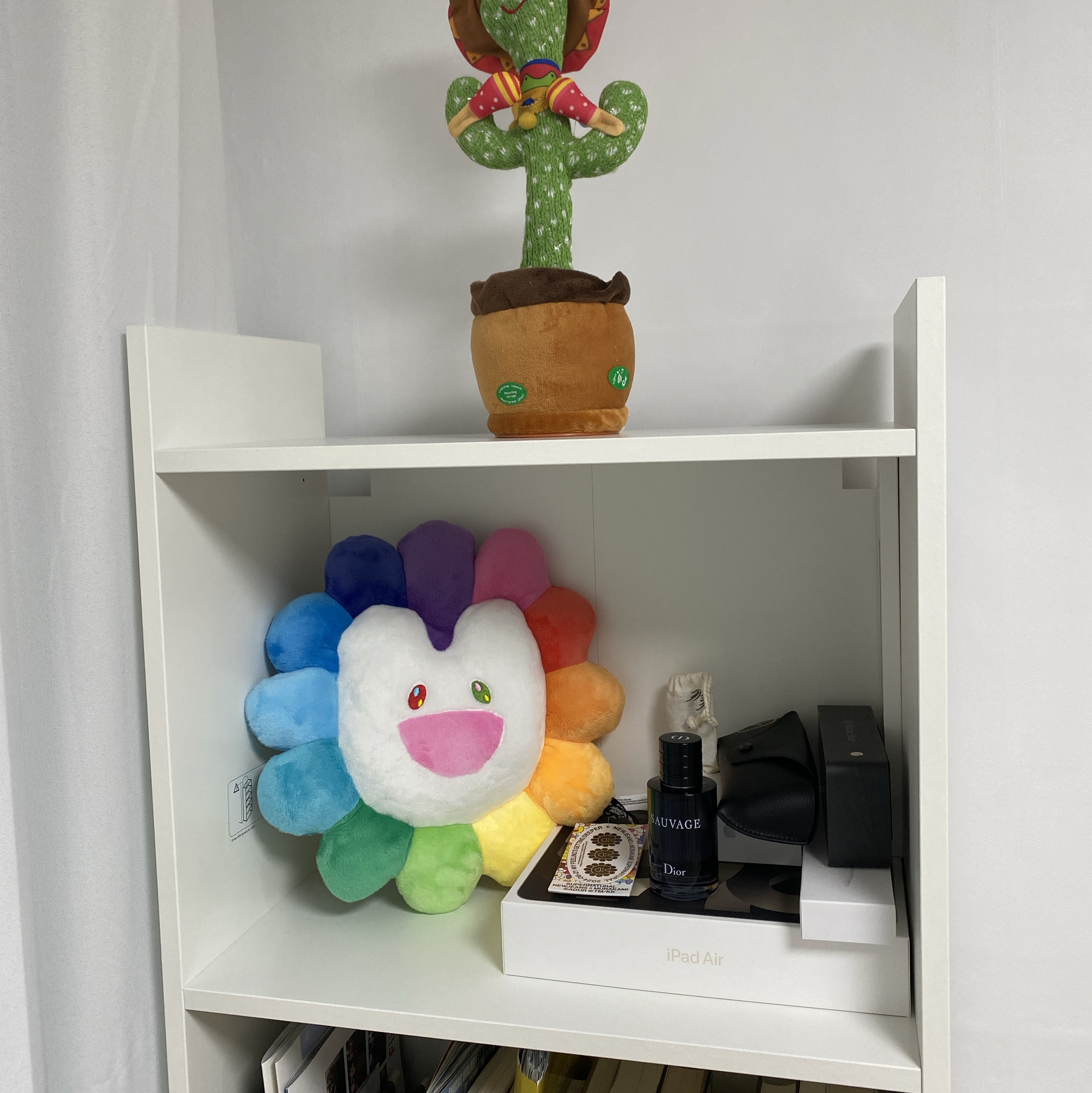 NewJeans x Murakami Cushion 30cm 착용 스타일 - 1