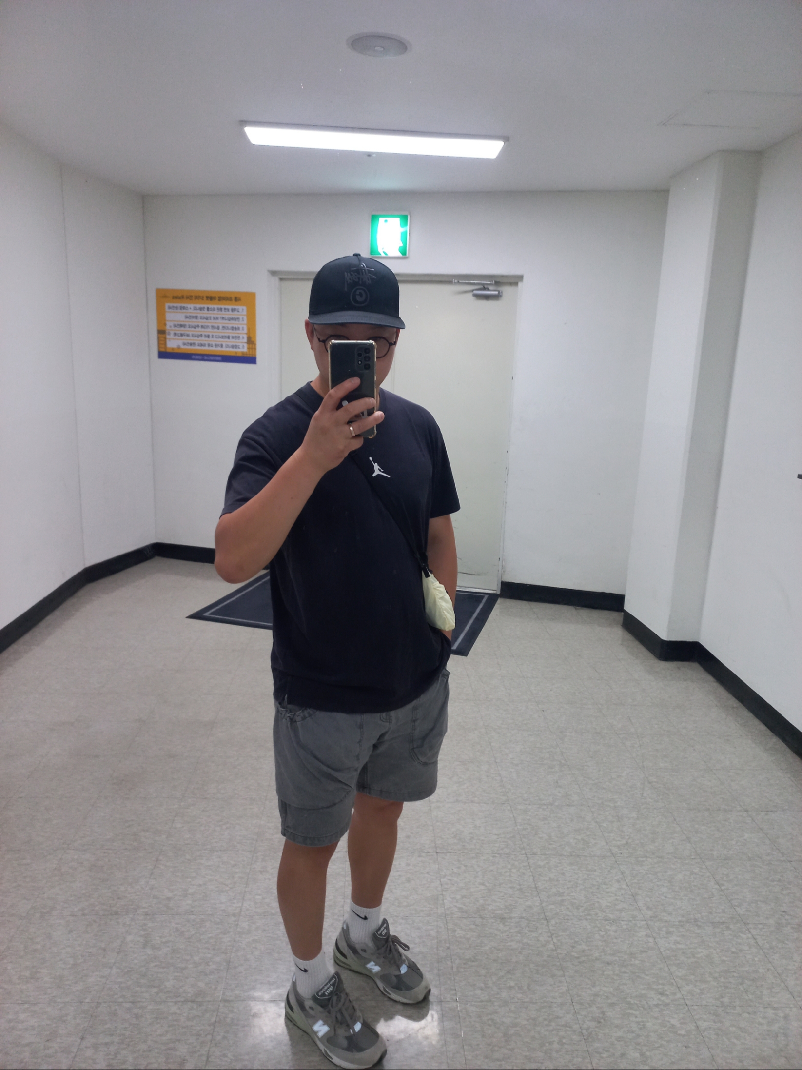 New Balance 991 Made in UK Grey, Jordan Sport Dri-Fit T-Shirt Black - Asia 착용 스타일