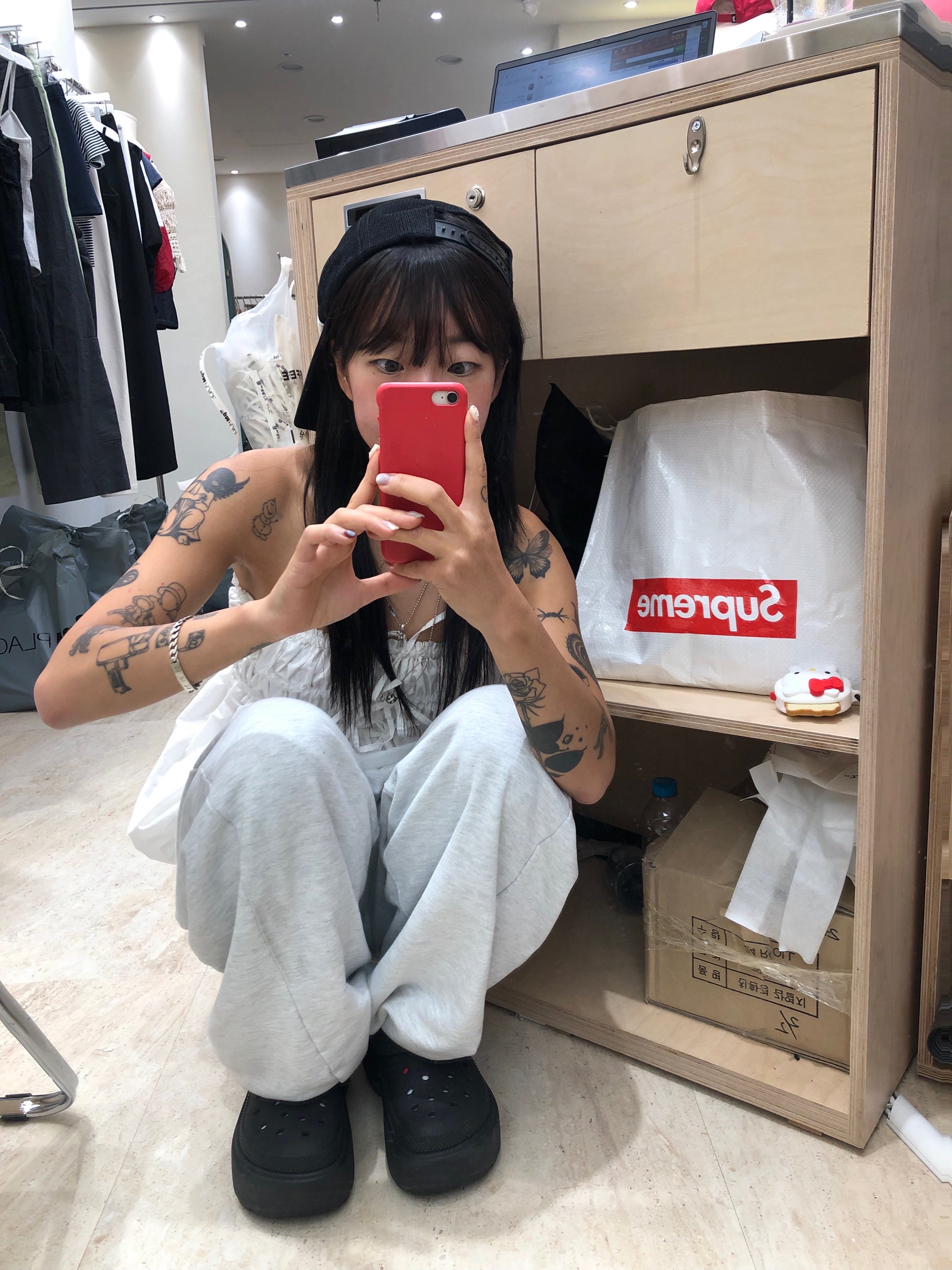 Open Yy x Hello Kitty Trucker Cap Black, Crocs Stomp Clog Black 착용 스타일 - 2