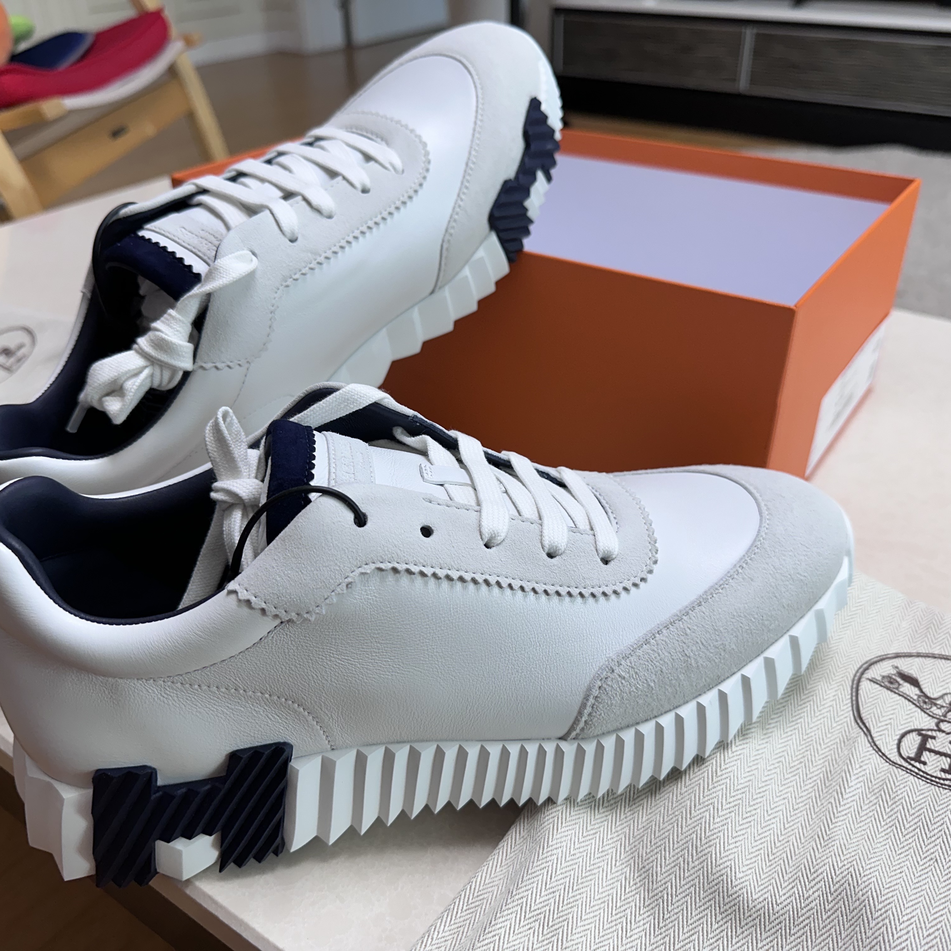 Hermes Bouncing Sneakers Calfskin Suede Goatskin & Blanc 착용 스타일 - 3