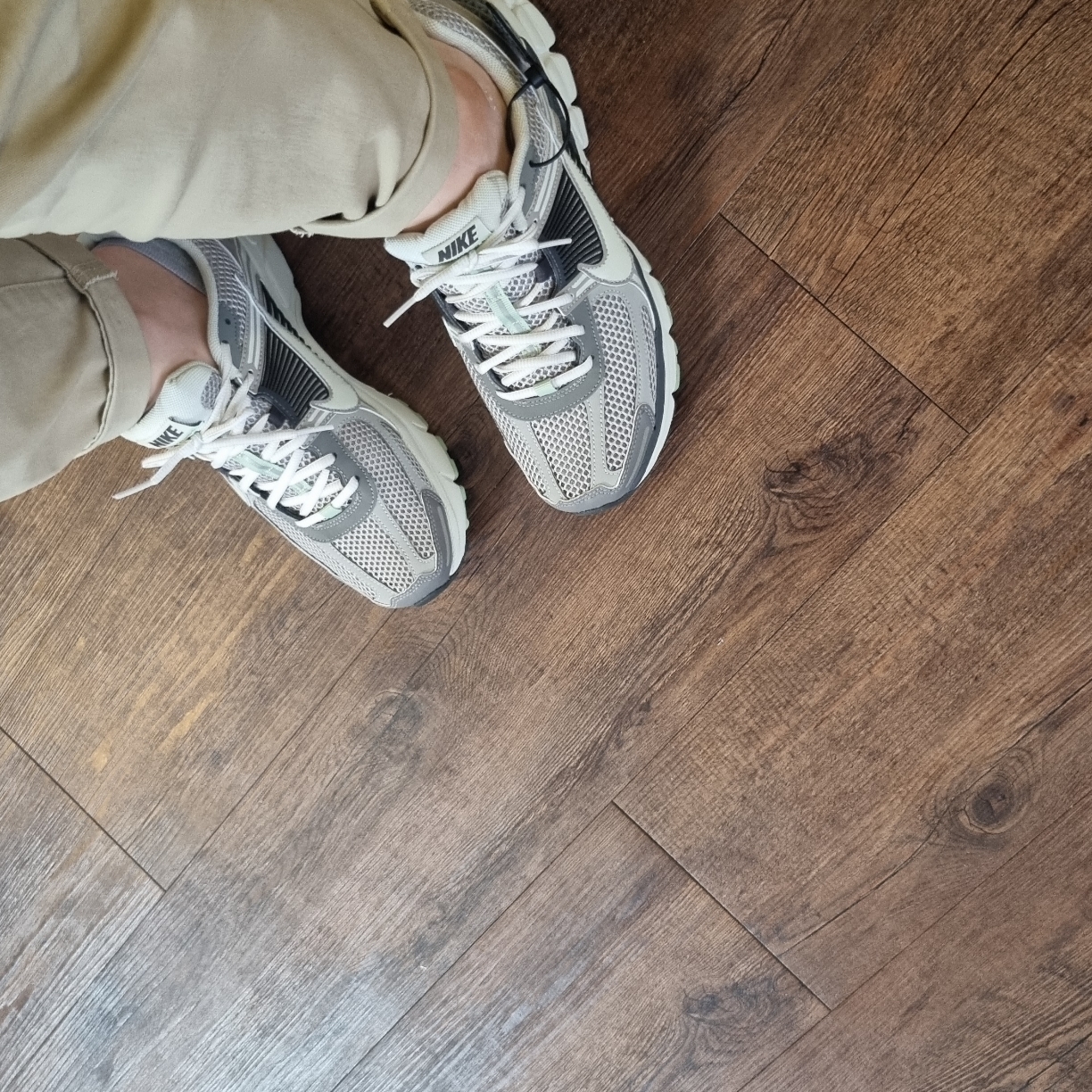 (W) Nike Zoom Vomero 5 Cobblestone and Flat Pewter 착용 스타일