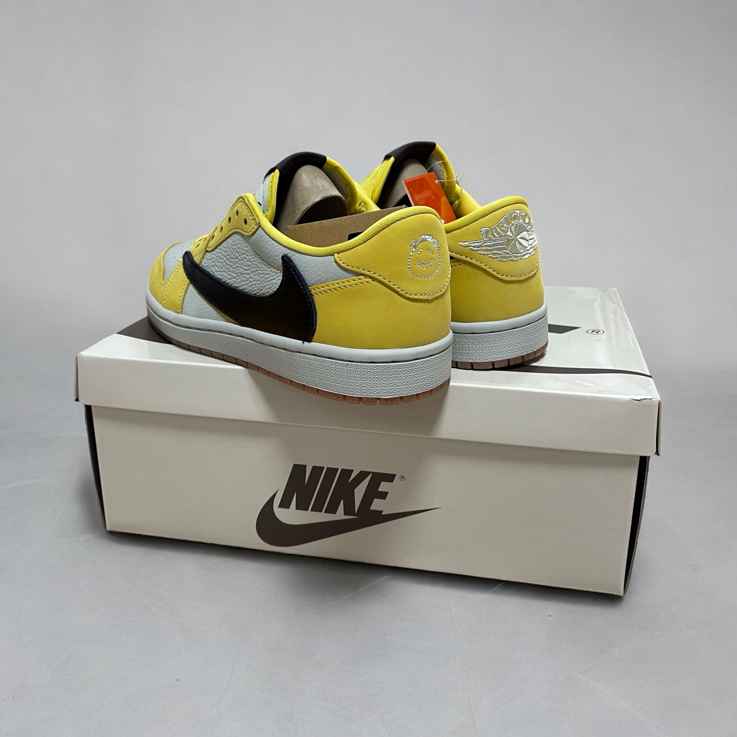 (W) Jordan 1 x Travis Scott Retro Low OG SP Canary 착용 스타일 - 1