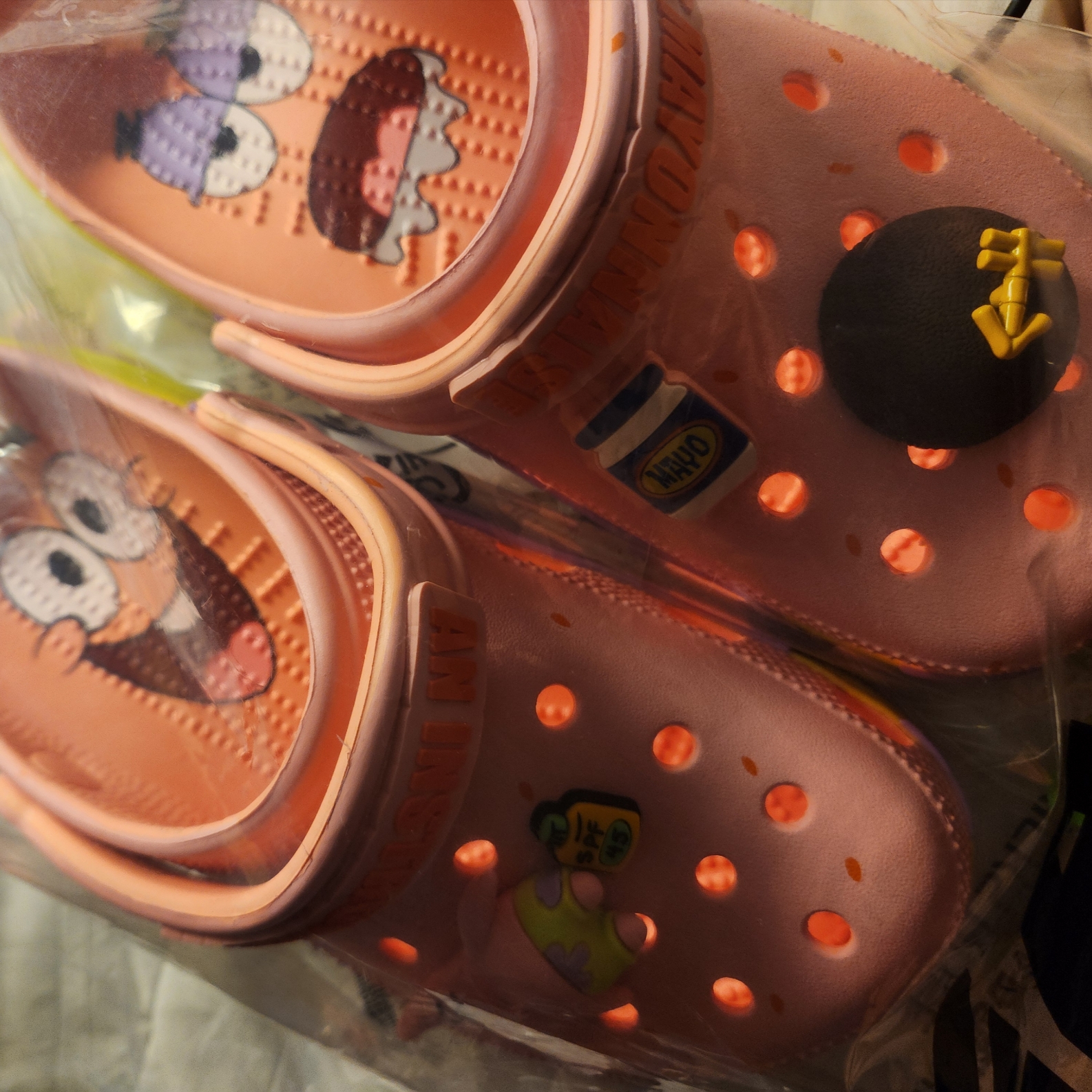 Crocs x Spongebob Patrick Star Classic Clog Melon 착용 스타일