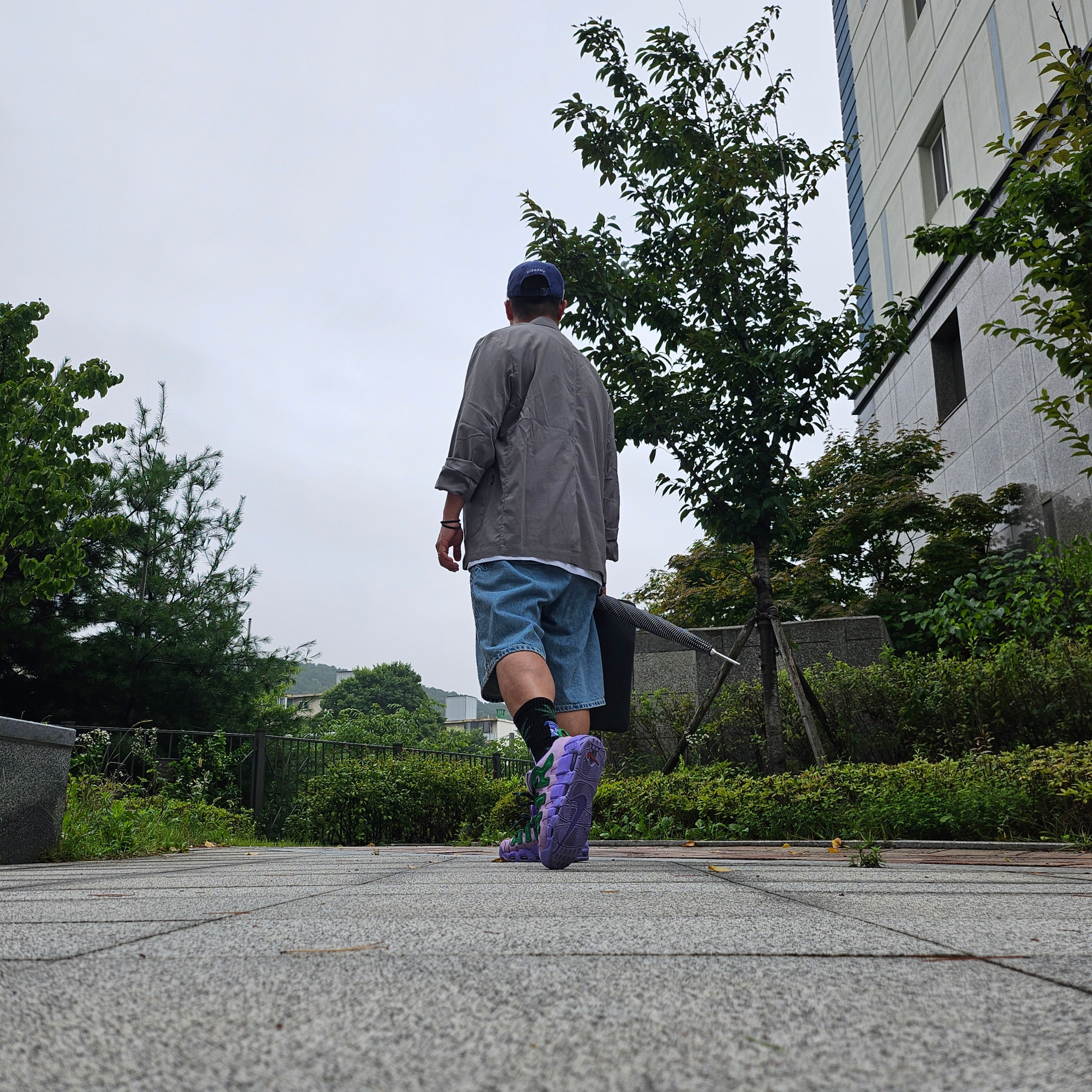 Supreme Script Baggy Denim Short Washed Indigo - 24SS, Supreme Pigment Canvas S Logo 6-Panel Navy - 23SS 착용 스타일 - 2