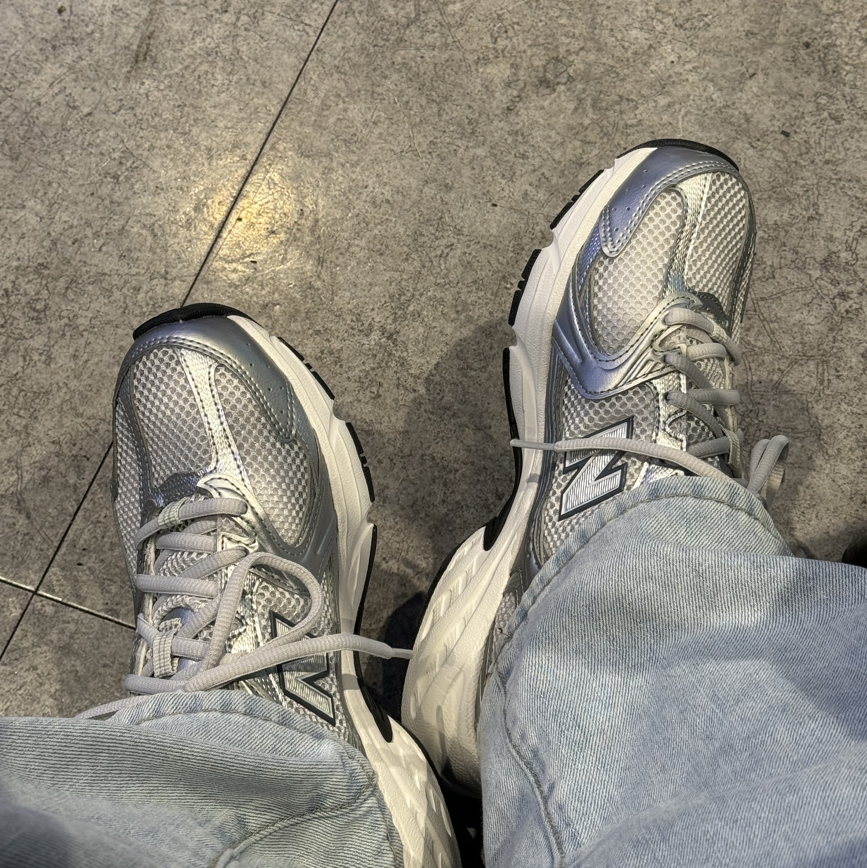 New Balance 530 Grey Matter Silver Metallic 착용 스타일 - 1
