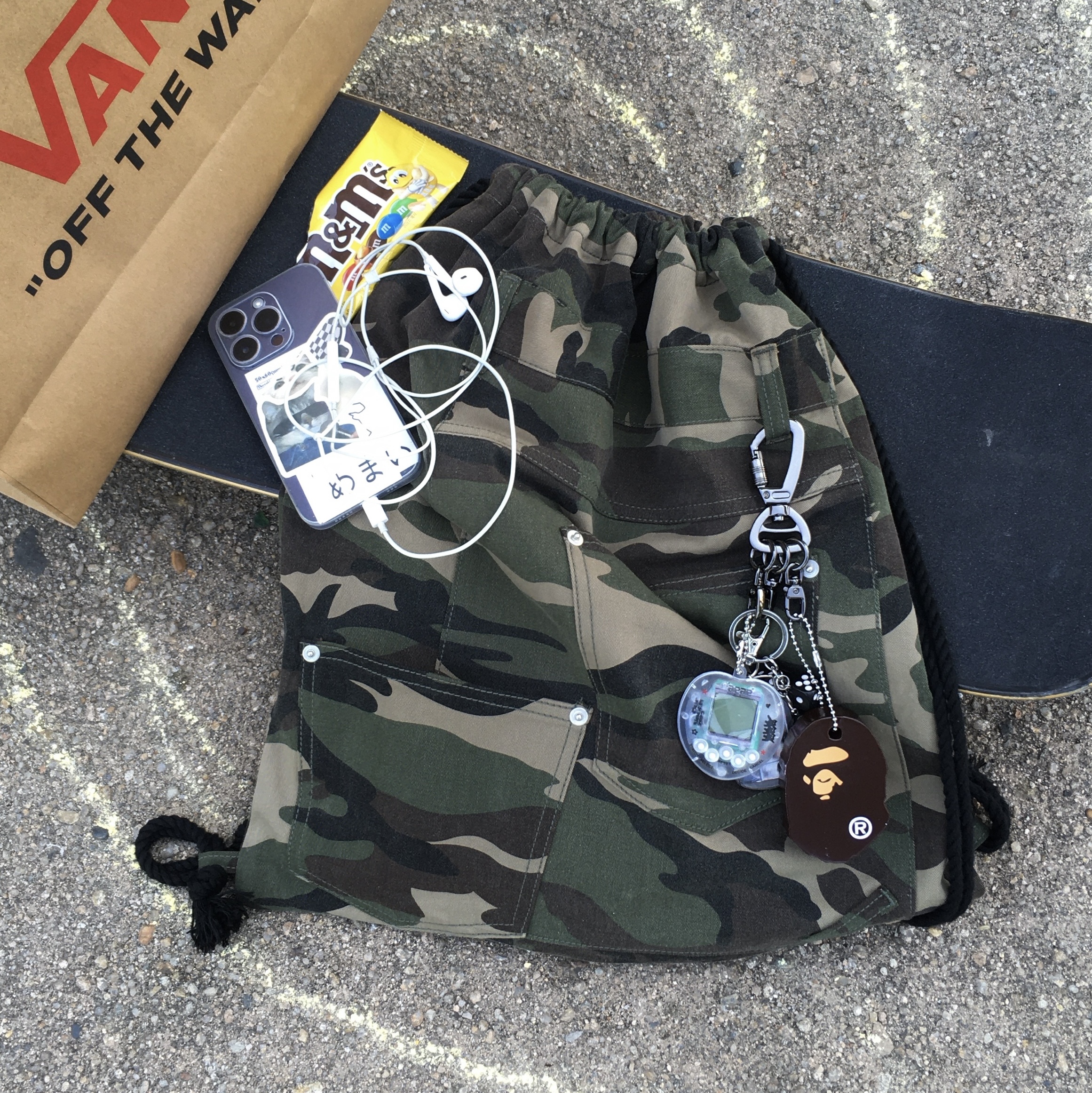 BAPE Ape Head Keychain (Vinyl Acetate) 착용 스타일