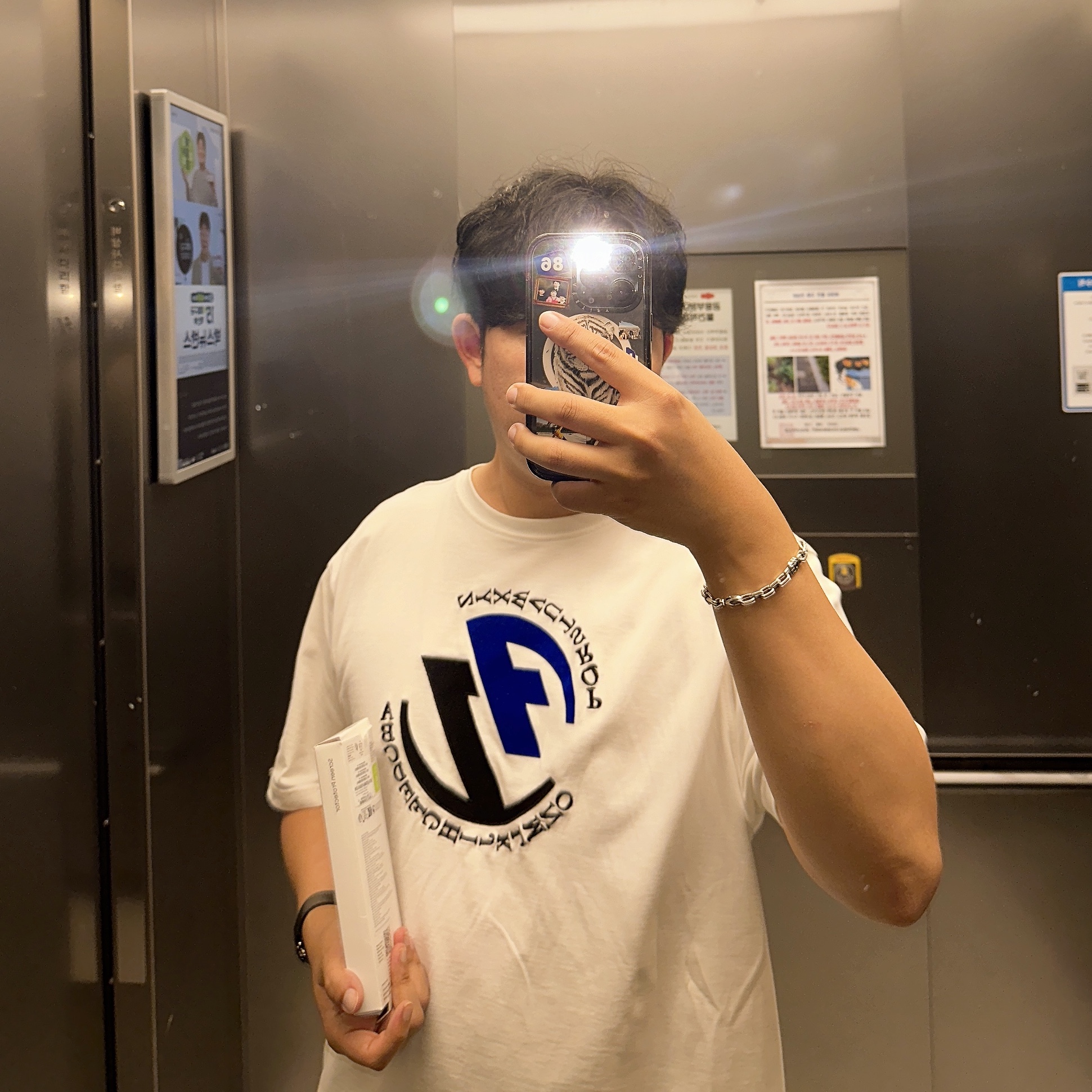 Zara x Ader Error Graphic T-Shirt White 착용 스타일