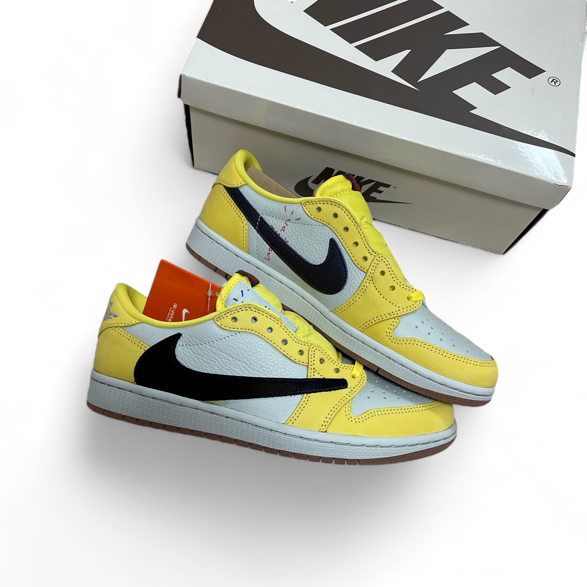 (W) Jordan 1 x Travis Scott Retro Low OG SP Canary 착용 스타일 - 2