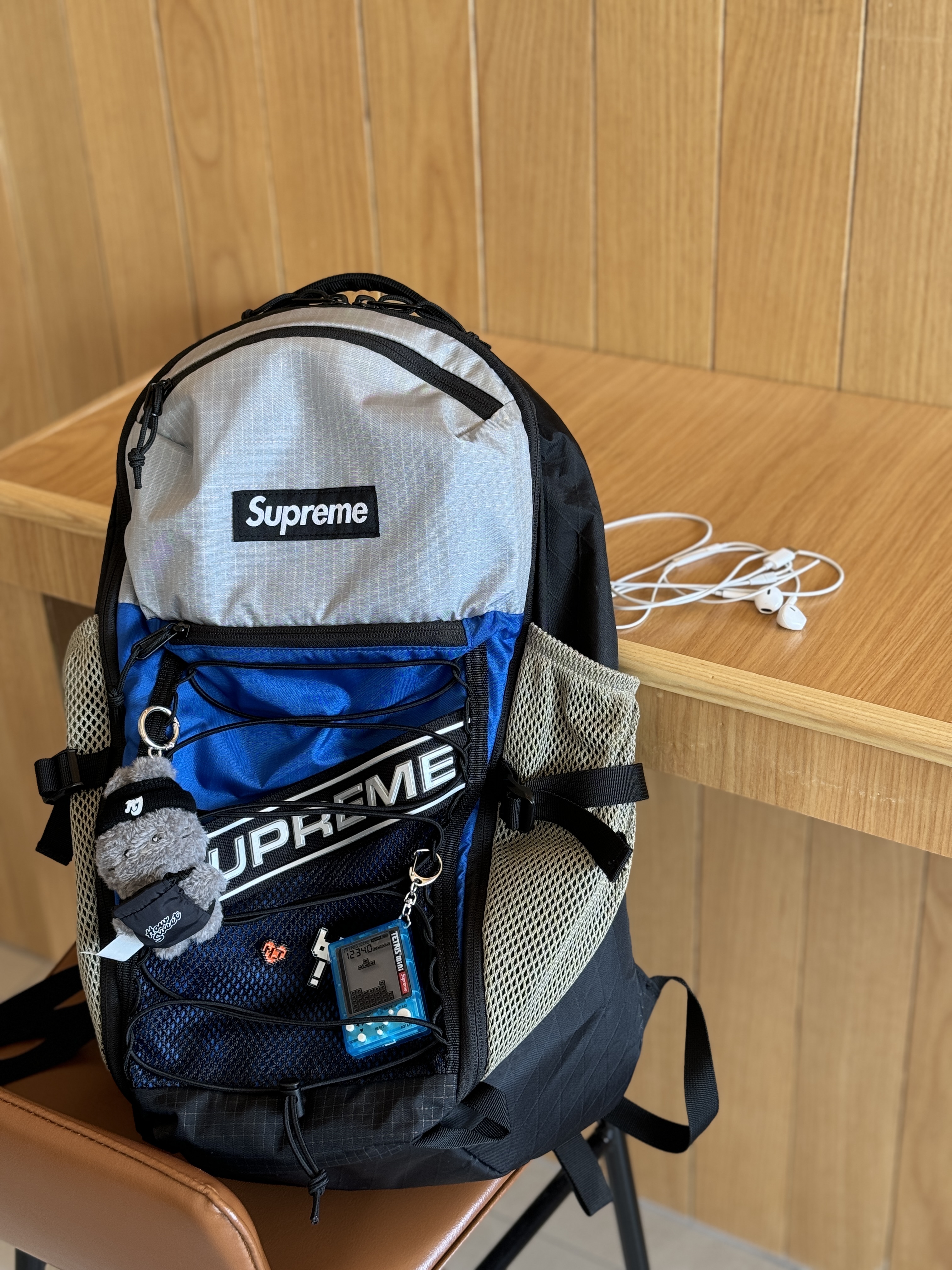 Supreme Backpack Blue - 23FW, Newjeans x The Powerpuff Girls Metal Pin Badge Bunny 착용 스타일
