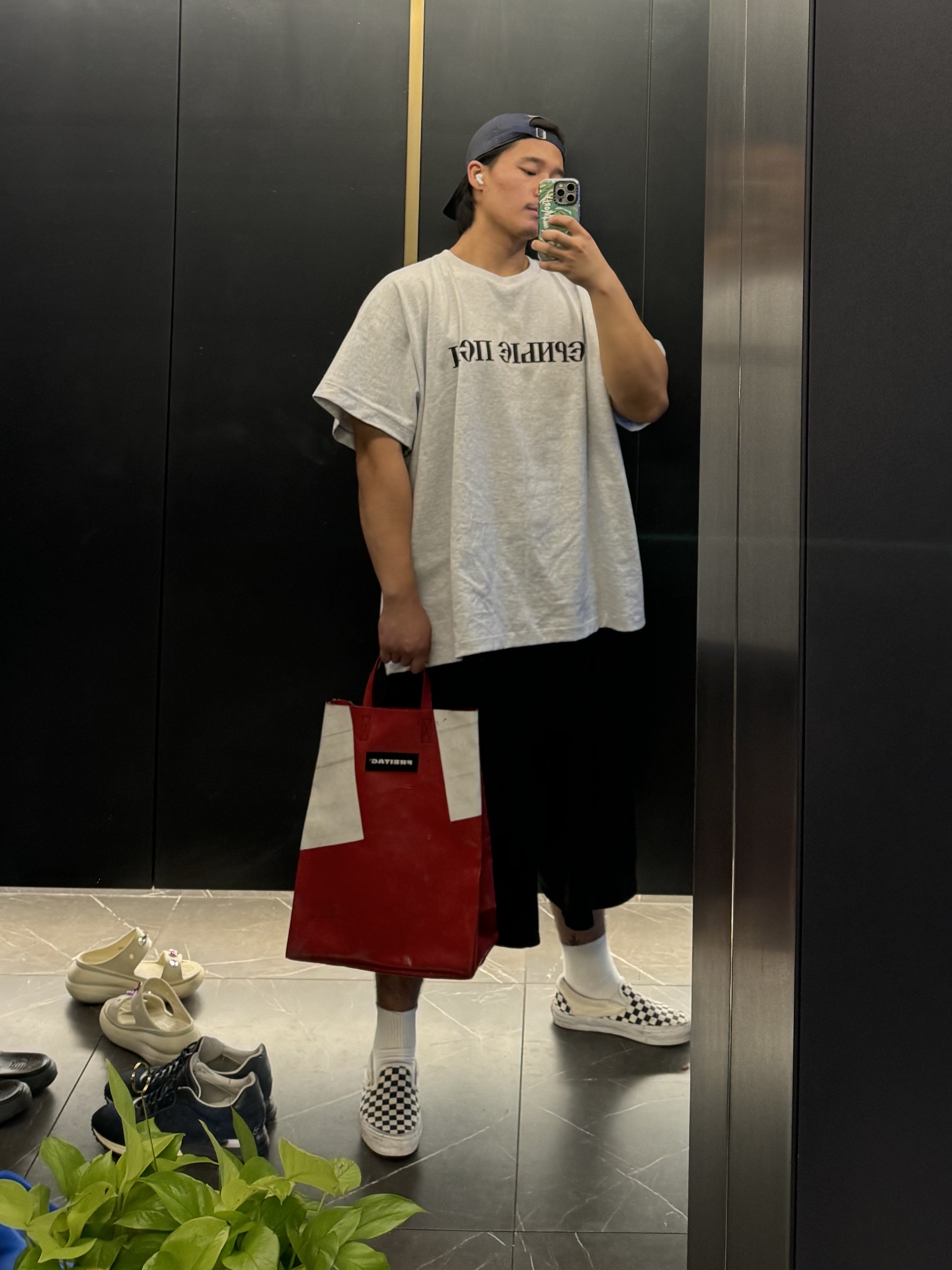 Yeezy x Gosha Rubchinskiy YZY Black Dogs T-Shirt Heather Grey, Vans Vault OG Classic Slip-On Checkerboard 착용 스타일