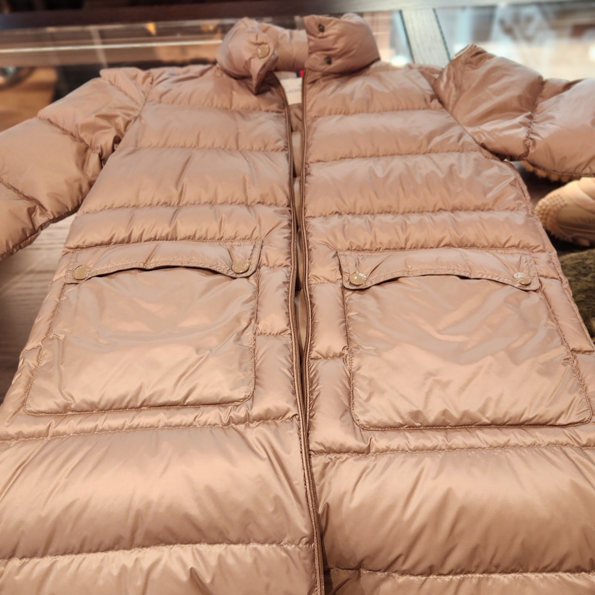 (W) Moncler Abricotier Down Jacket Oatmeal Beige - 21FW 착용 스타일 - 4
