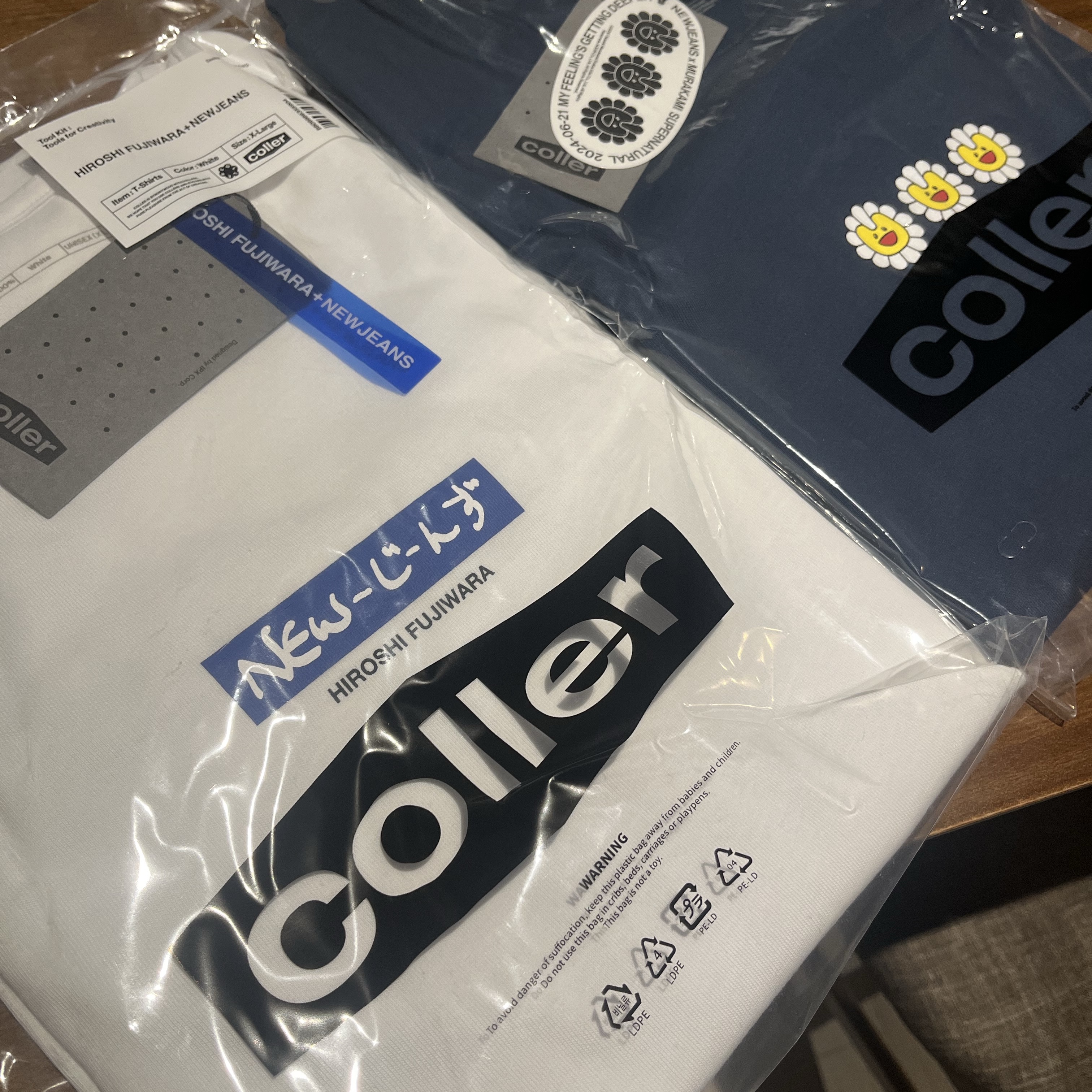 NewJeans x Murakami T-Shirt Navy, NewJeans x Hiroshi Fujiwara Coller T-Shirt White Ver. 6 - Japan Exclusive 착용 스타일