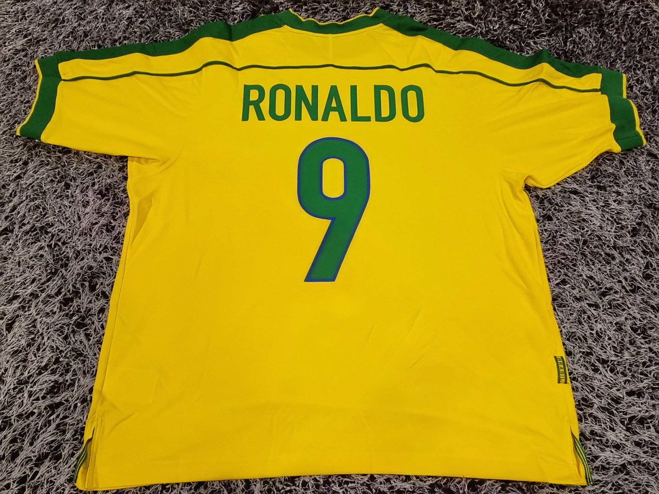 Nike Brazil 1998 Reissue Soccer Replica Jersey Varsity Maize Ronaldo (Marking Ver.) 착용 스타일 - 2
