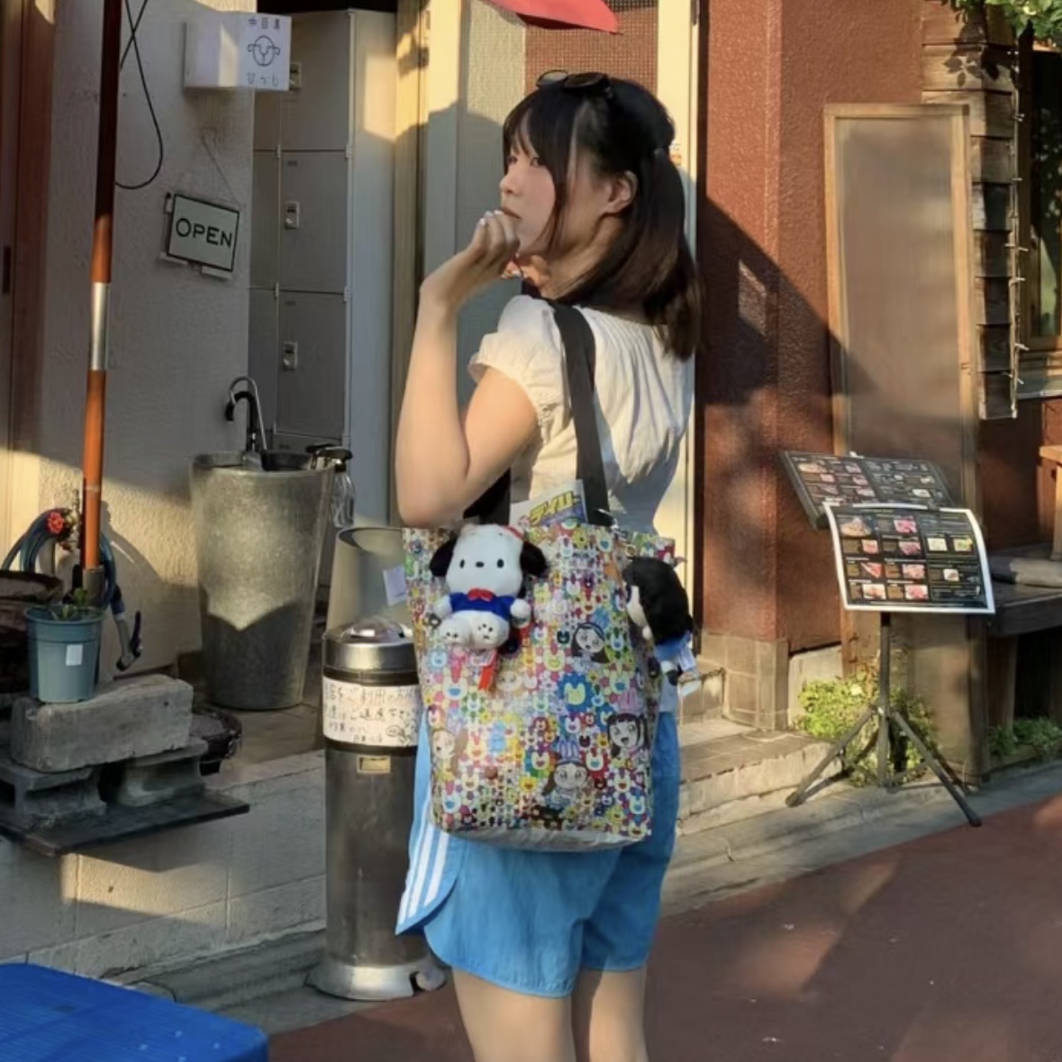 NewJeans x Murakami Medium Reusable Bag 착용 스타일