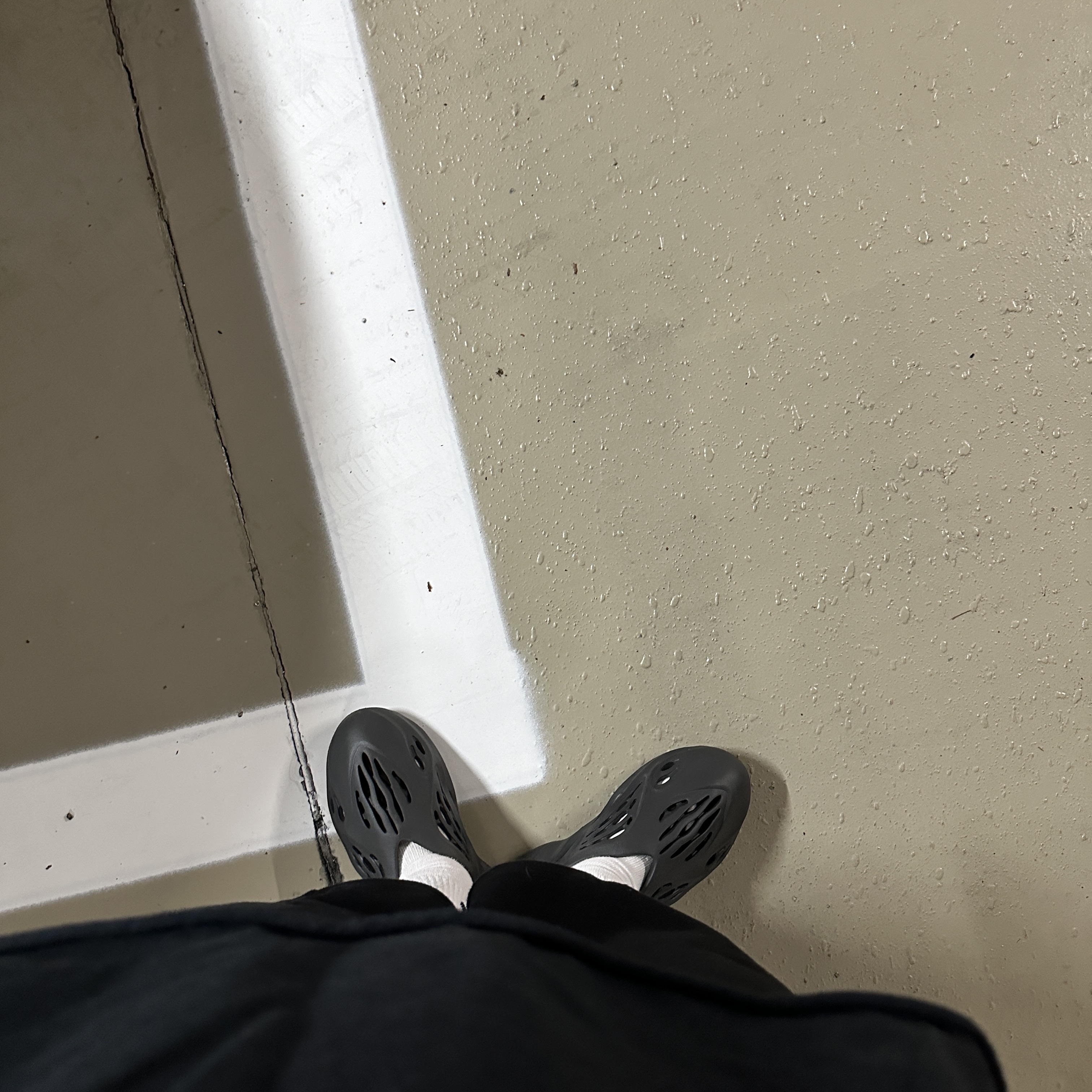Adidas Yeezy Foam RNNR Onyx 착용 스타일