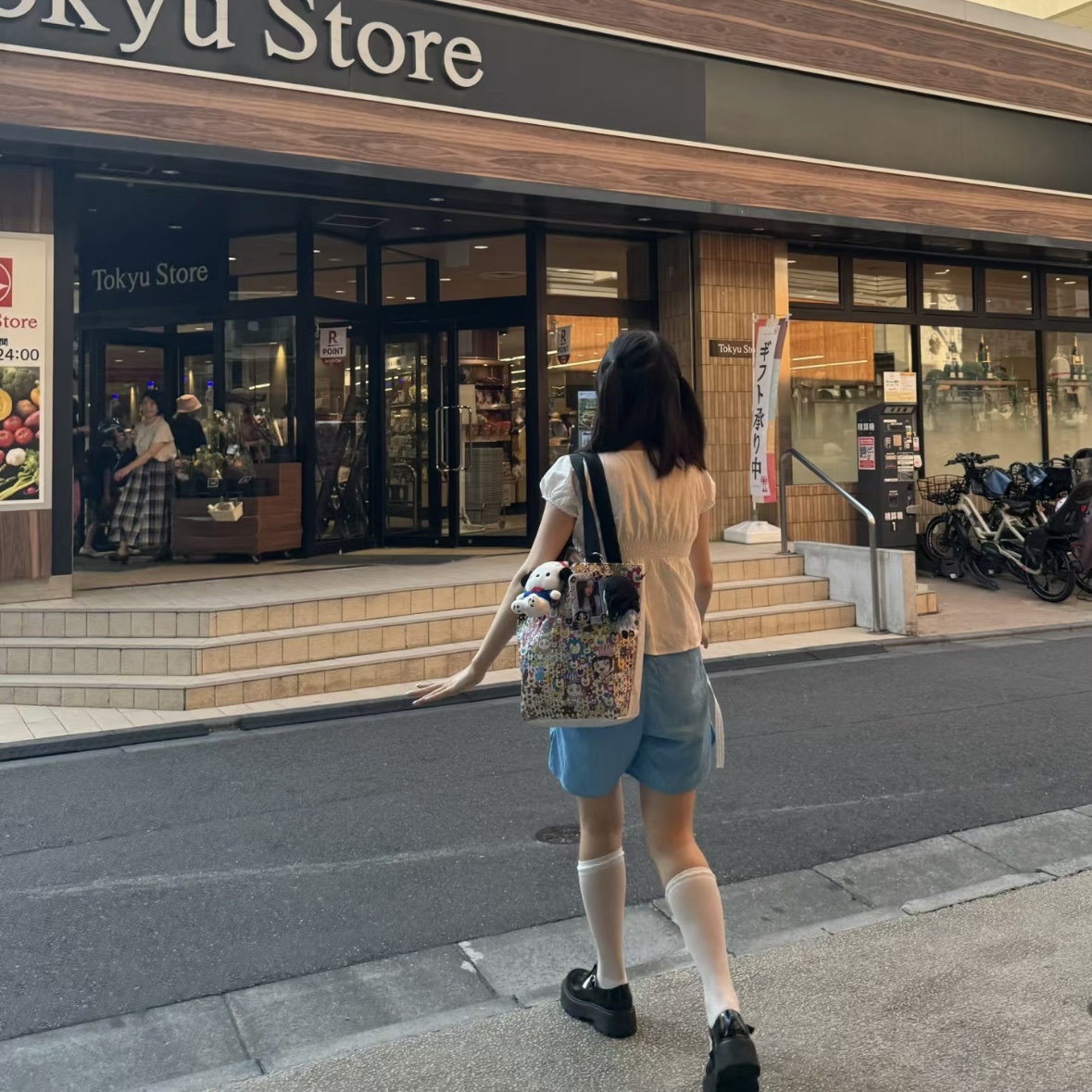NewJeans x Murakami Medium Reusable Bag 착용 스타일