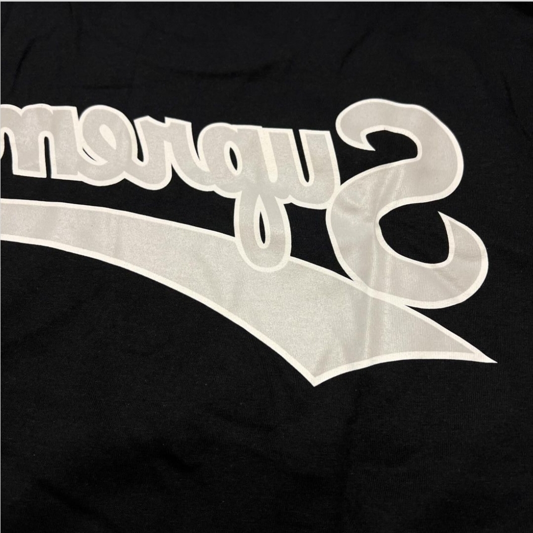 Supreme Backwards T-Shirt Black - 24SS, Supreme Backwards T-Shirt Heather Grey - 24SS 착용 스타일 - 2