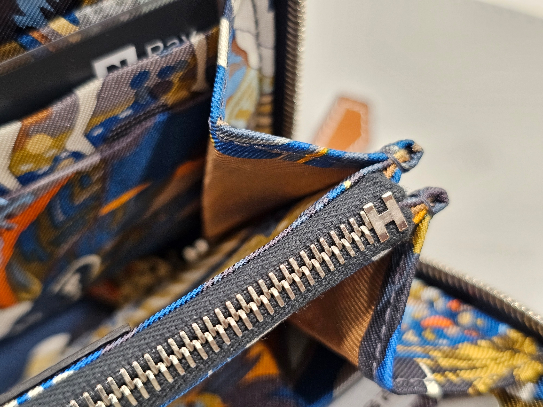 Hermes Silk'In Compact Wallet Epsom Barenia & Palladium Bleu Indigo Caban Jaune Ambre 착용 스타일 - 4