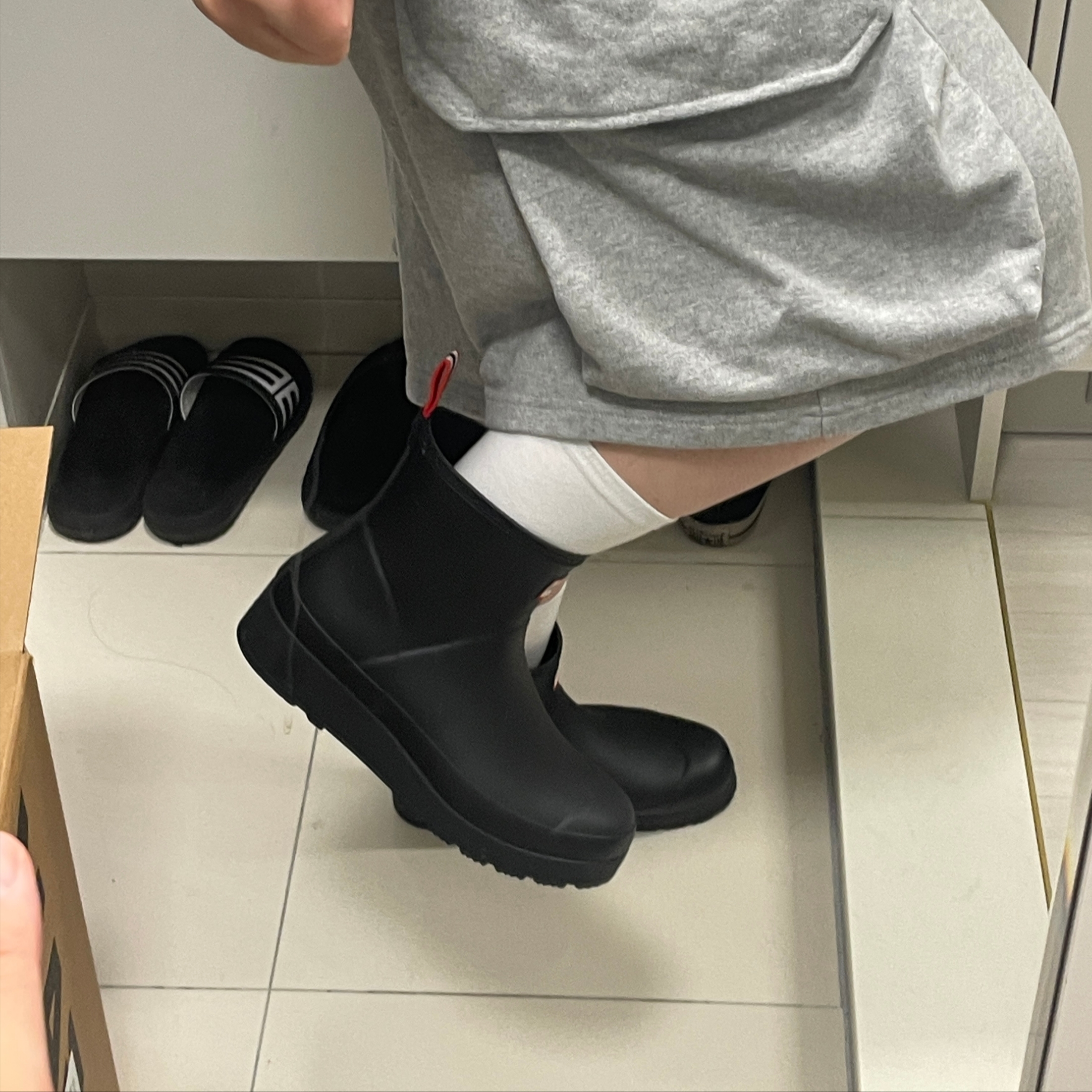 (W) Hunter Play Short Rain Boots Black 착용 스타일