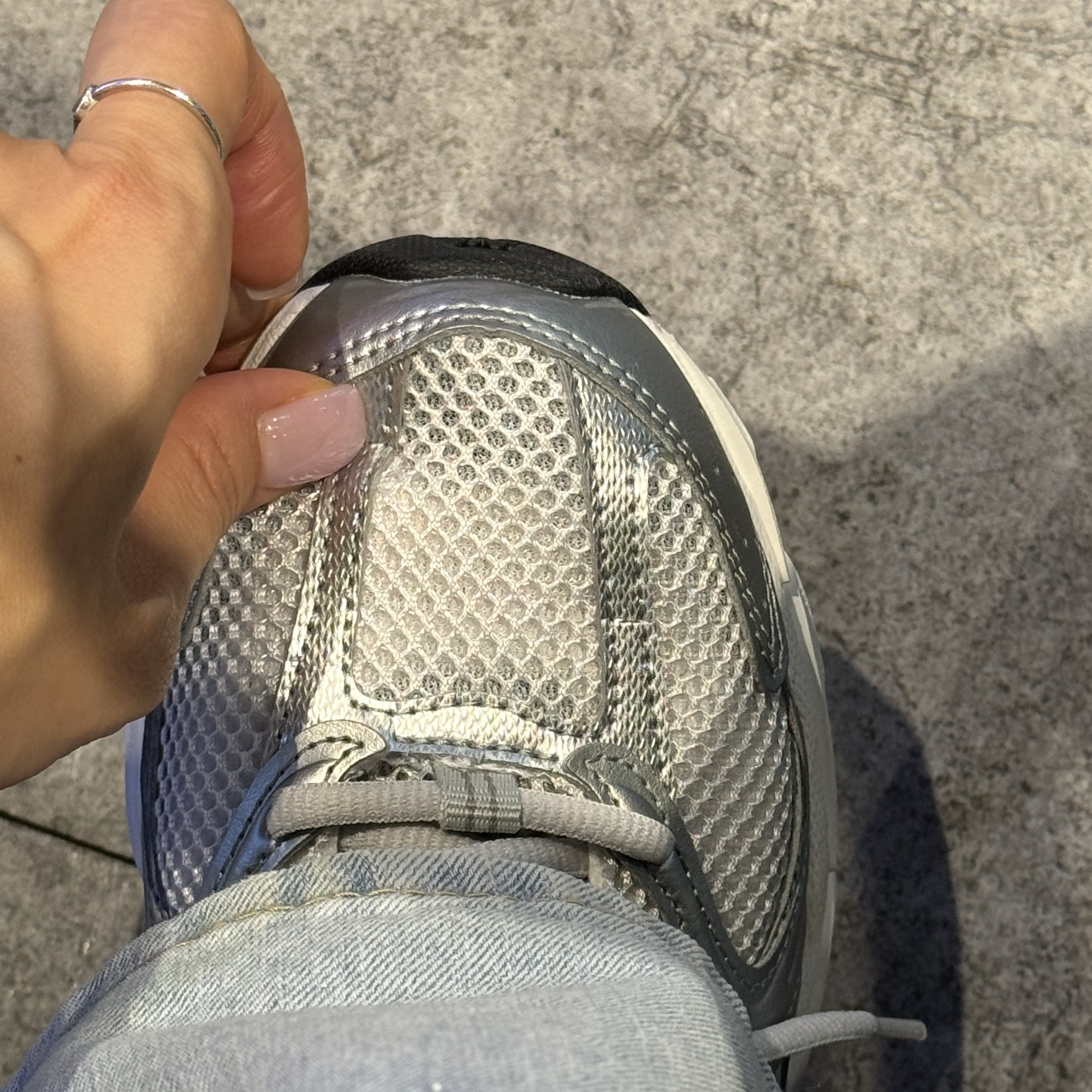 New Balance 530 Grey Matter Silver Metallic 착용 스타일 - 2