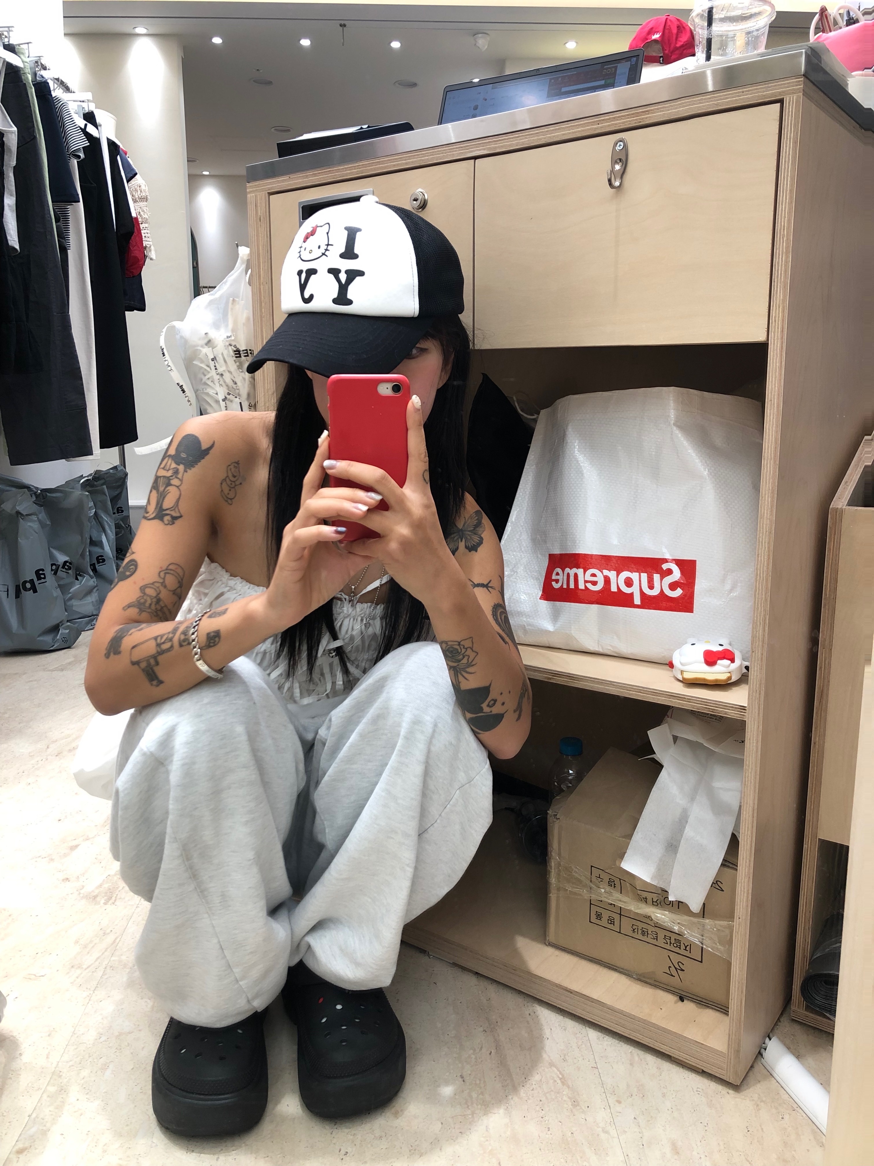 Open Yy x Hello Kitty Trucker Cap Black, Crocs Stomp Clog Black 착용 스타일 - 1