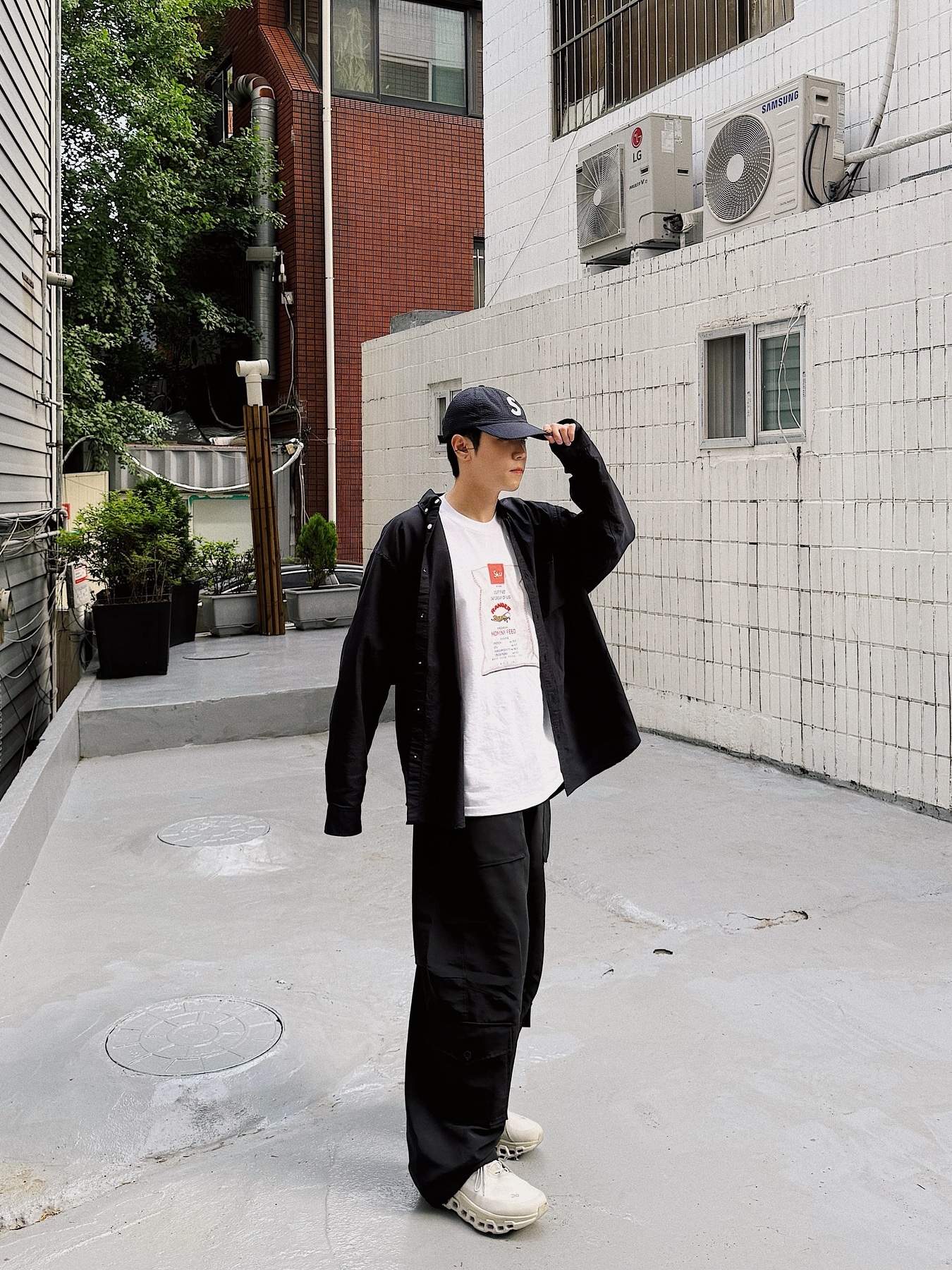 STU Burlap Bag Printing Beads T-shirt White 착용 스타일 - 2
